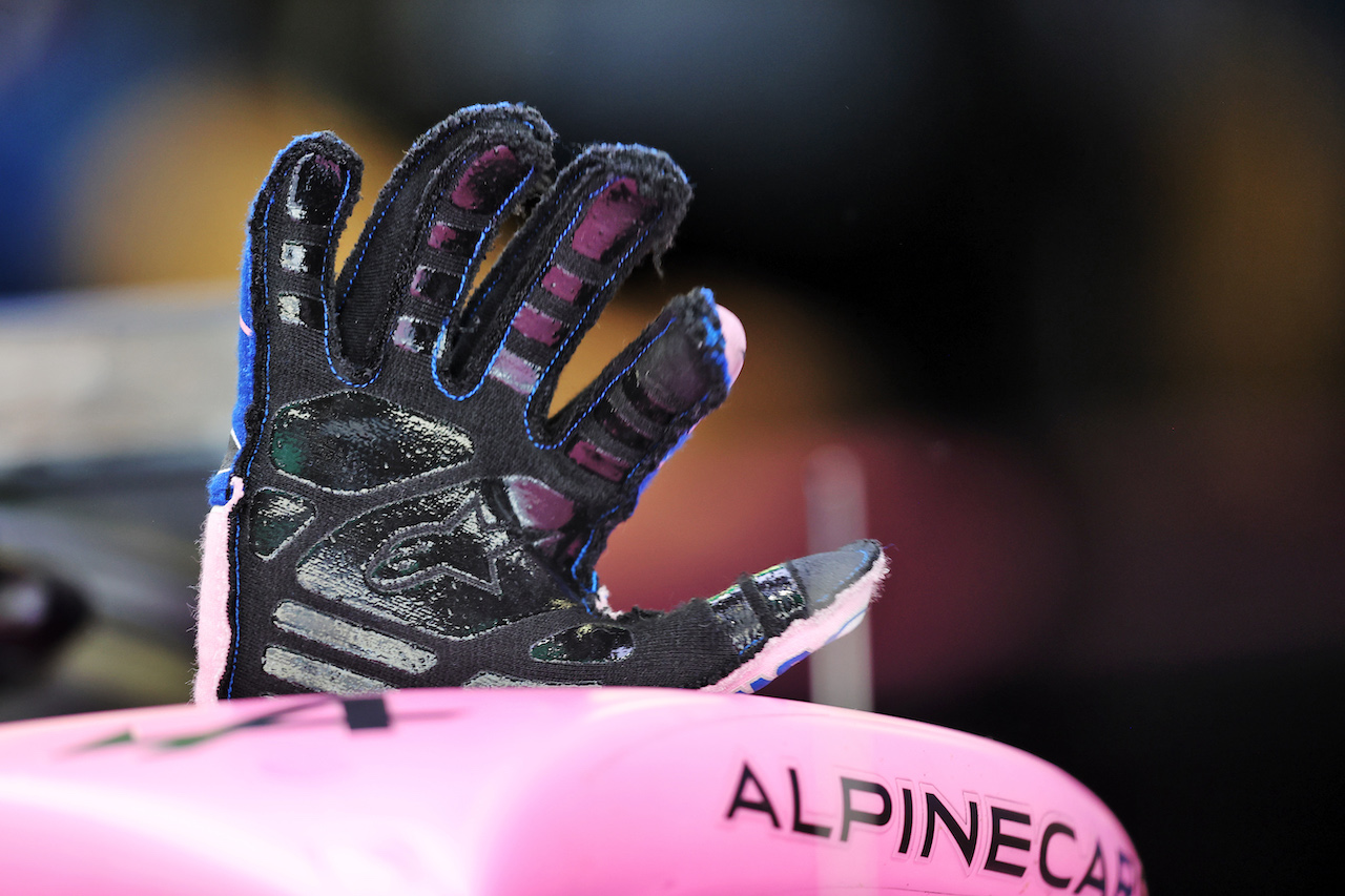 TEST BAHRAIN, Fernando Alonso (ESP) Alpine F1 Team A522 - AlpineStars Racing glove.
12.03.2022. Formula 1 Testing, Sakhir, Bahrain, Day Three.
- www.xpbimages.com, EMail: requests@xpbimages.com © Copyright: Moy / XPB Images