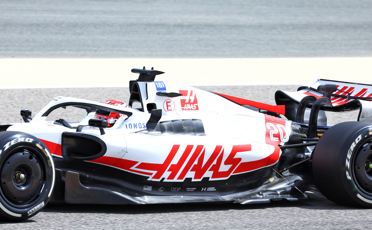 TEST BAHRAIN, Kevin Magnussen (DEN) Haas VF-22 - floor e sidepod detail.
12.03.2022. Formula 1 Testing, Sakhir, Bahrain, Day Three.
- www.xpbimages.com, EMail: requests@xpbimages.com © Copyright: Batchelor / XPB Images