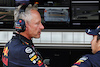 TEST BAHRAIN, (L to R): Jonathan Wheatley (GBR) Red Bull Racing Team Manager with Sergio Perez (MEX) Red Bull Racing.
12.03.2022. Formula 1 Testing, Sakhir, Bahrain, Day Three.
- www.xpbimages.com, EMail: requests@xpbimages.com © Copyright: Bearne / XPB Images