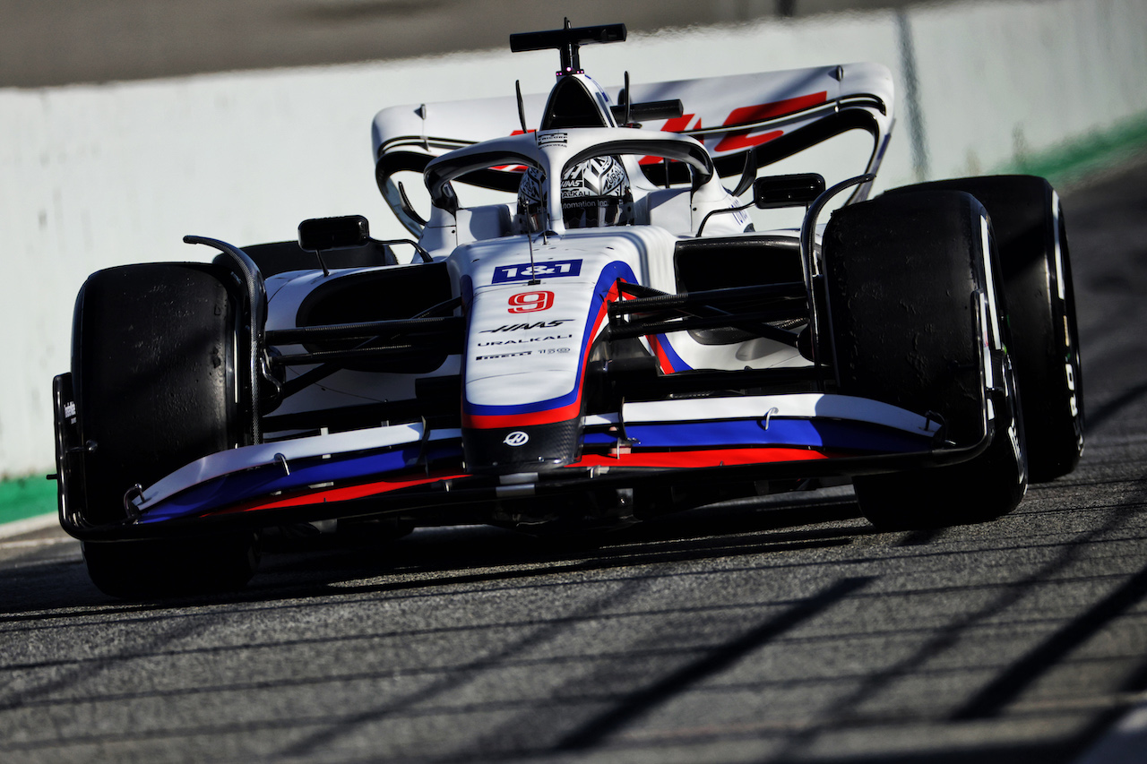 TEST BARCELLONA, Nikita Mazepin (RUS) Haas F1 Team VF-22.
23.02.2022. Formula One Testing, Day One, Barcelona, Spain. Wednesday.
- www.xpbimages.com, EMail: requests@xpbimages.com © Copyright: Bearne / XPB Images