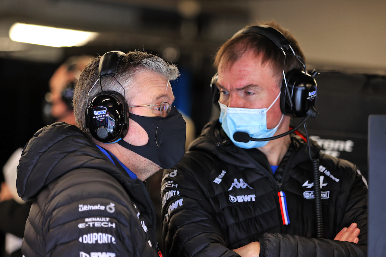 TEST BARCELLONA, (L to R): Pat Fry (GBR) Alpine F1 Team Chief Technical Officer with Alan Permane (GBR) Alpine F1 Team Trackside Operations Director.
23.02.2022. Formula One Testing, Day One, Barcelona, Spain. Wednesday.
- www.xpbimages.com, EMail: requests@xpbimages.com © Copyright: Moy / XPB Images