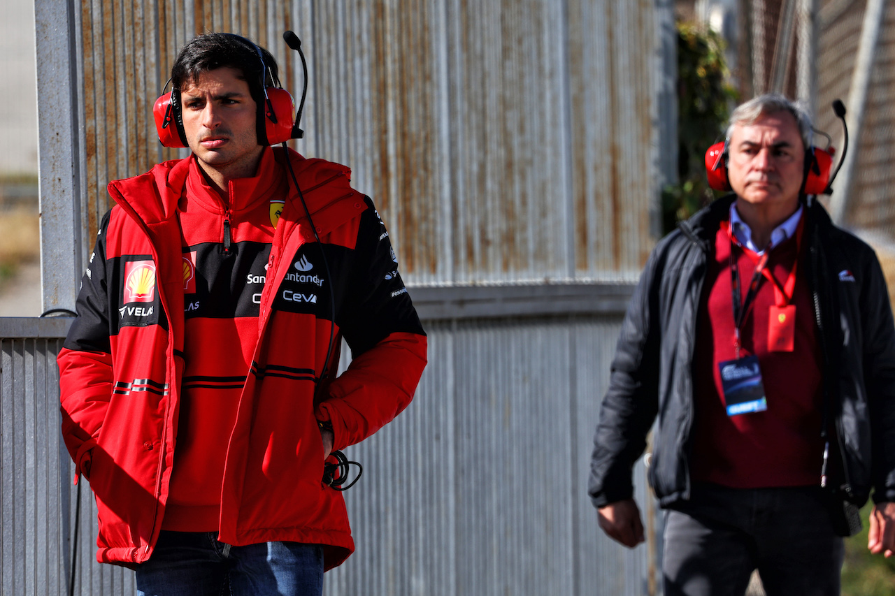 TEST BARCELLONA, Carlos Sainz Jr (ESP) Ferrari with his father Carlos Sainz (ESP).
23.02.2022. Formula One Testing, Day One, Barcelona, Spain. Wednesday.
- www.xpbimages.com, EMail: requests@xpbimages.com © Copyright: Batchelor / XPB Images
