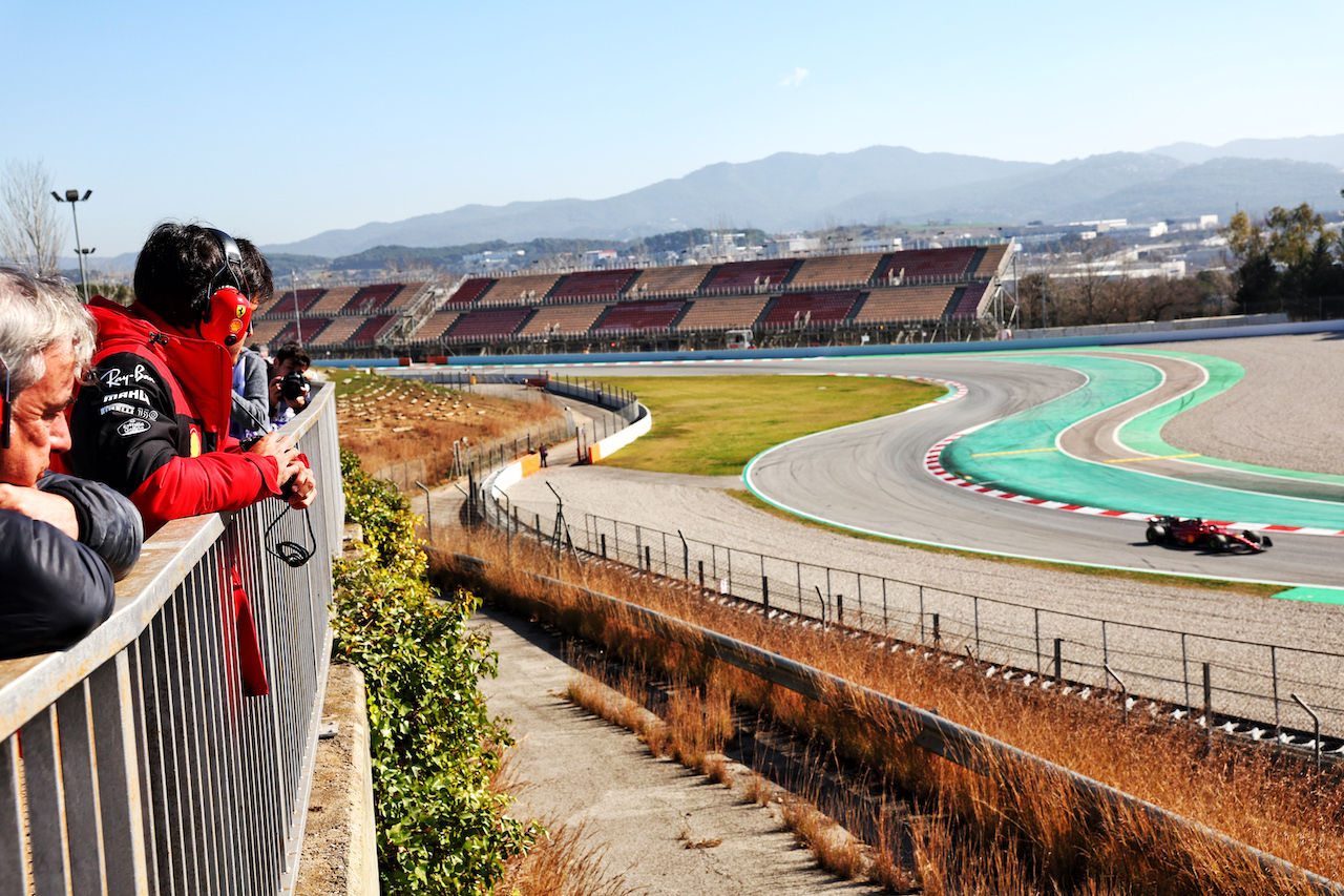 TEST BARCELLONA, Carlos Sainz Jr (ESP) Ferrari with his father Carlos Sainz (ESP), watches Charles Leclerc (MON) Ferrari F1-75.
23.02.2022. Formula One Testing, Day One, Barcelona, Spain. Wednesday.
- www.xpbimages.com, EMail: requests@xpbimages.com © Copyright: Batchelor / XPB Images