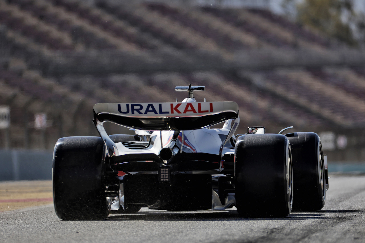 TEST BARCELLONA, Nikita Mazepin (RUS) Haas F1 Team VF-22.
23.02.2022. Formula One Testing, Day One, Barcelona, Spain. Wednesday.
- www.xpbimages.com, EMail: requests@xpbimages.com © Copyright: Bearne / XPB Images