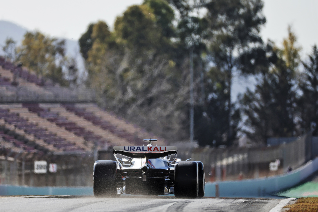 TEST BARCELLONA, Nikita Mazepin (RUS) Haas F1 Team VF-22.
23.02.2022. Formula One Testing, Day One, Barcelona, Spain. Wednesday.
- www.xpbimages.com, EMail: requests@xpbimages.com © Copyright: Bearne / XPB Images