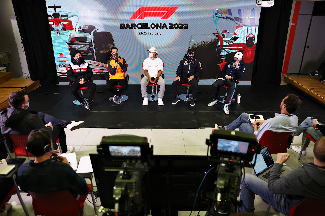 TEST BARCELLONA, (L to R): Guanyu Zhou (CHN) Alfa Romeo F1 Team; Daniel Ricciardo (AUS) McLaren; Lewis Hamilton (GBR) Mercedes AMG F1; Sergio Perez (MEX) Red Bull Racing; e Nicholas Latifi (CDN) Williams Racing in the FIA Press Conference.
23.02.2022. Formula One Testing, Day One, Barcelona, Spain. Wednesday.
- www.xpbimages.com, EMail: requests@xpbimages.com © Copyright: FIA Pool Image for Editorial Use Only