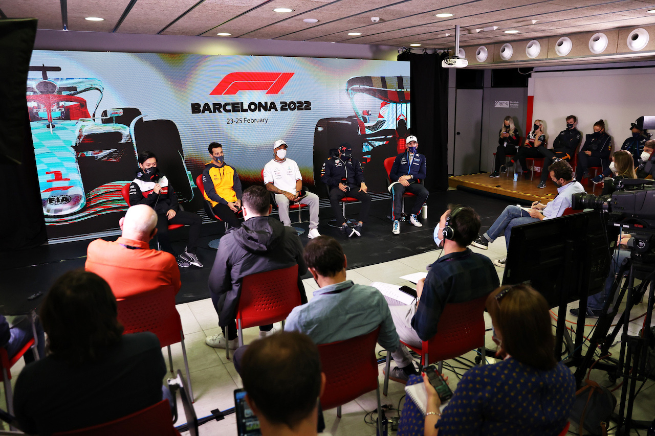 TEST BARCELLONA, (L to R): Guanyu Zhou (CHN) Alfa Romeo F1 Team; Daniel Ricciardo (AUS) McLaren; Lewis Hamilton (GBR) Mercedes AMG F1; Sergio Perez (MEX) Red Bull Racing; e Nicholas Latifi (CDN) Williams Racing in the FIA Press Conference.
23.02.2022. Formula One Testing, Day One, Barcelona, Spain. Wednesday.
- www.xpbimages.com, EMail: requests@xpbimages.com © Copyright: FIA Pool Image for Editorial Use Only