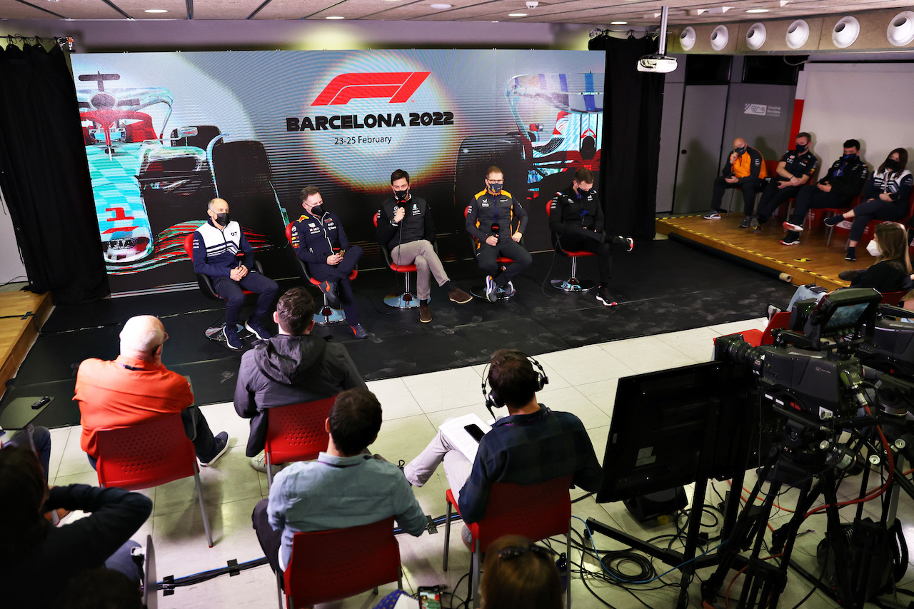 TEST BARCELLONA, The FIA Press Conference (L to R): Franz Tost (AUT) AlphaTauri Team Principal; Christian Horner (GBR) Red Bull Racing Team Principal; Toto Wolff (GER) Mercedes AMG F1 Shareholder e Executive Director; Andreas Seidl, McLaren Managing Director; Laurent Rossi (FRA) Alpine Chief Executive Officer.
23.02.2022. Formula One Testing, Day One, Barcelona, Spain. Wednesday.
- www.xpbimages.com, EMail: requests@xpbimages.com © Copyright: FIA Pool Image for Editorial Use Only