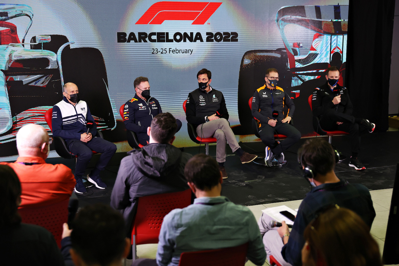 TEST BARCELLONA, The FIA Press Conference (L to R): Franz Tost (AUT) AlphaTauri Team Principal; Christian Horner (GBR) Red Bull Racing Team Principal; Toto Wolff (GER) Mercedes AMG F1 Shareholder e Executive Director; Andreas Seidl, McLaren Managing Director; Laurent Rossi (FRA) Alpine Chief Executive Officer.
23.02.2022. Formula One Testing, Day One, Barcelona, Spain. Wednesday.
- www.xpbimages.com, EMail: requests@xpbimages.com © Copyright: FIA Pool Image for Editorial Use Only