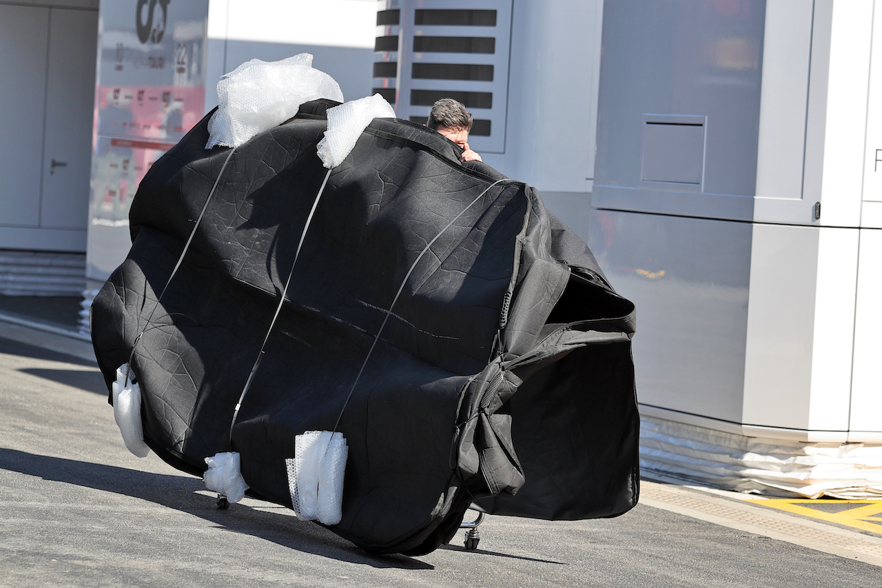 TEST BARCELLONA, Williams Racing FW44 floor carried through the paddock.
23.02.2022. Formula One Testing, Day One, Barcelona, Spain. Wednesday.
- www.xpbimages.com, EMail: requests@xpbimages.com © Copyright: Moy / XPB Images