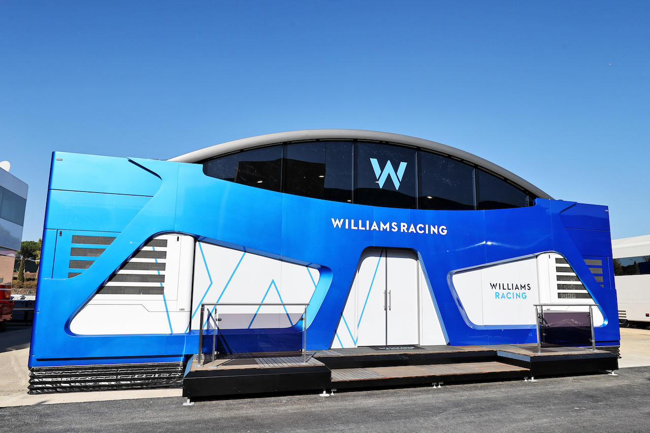 TEST BARCELLONA, Williams Racing motorhome in the paddock.
23.02.2022. Formula One Testing, Day One, Barcelona, Spain. Wednesday.
- www.xpbimages.com, EMail: requests@xpbimages.com © Copyright: Moy / XPB Images