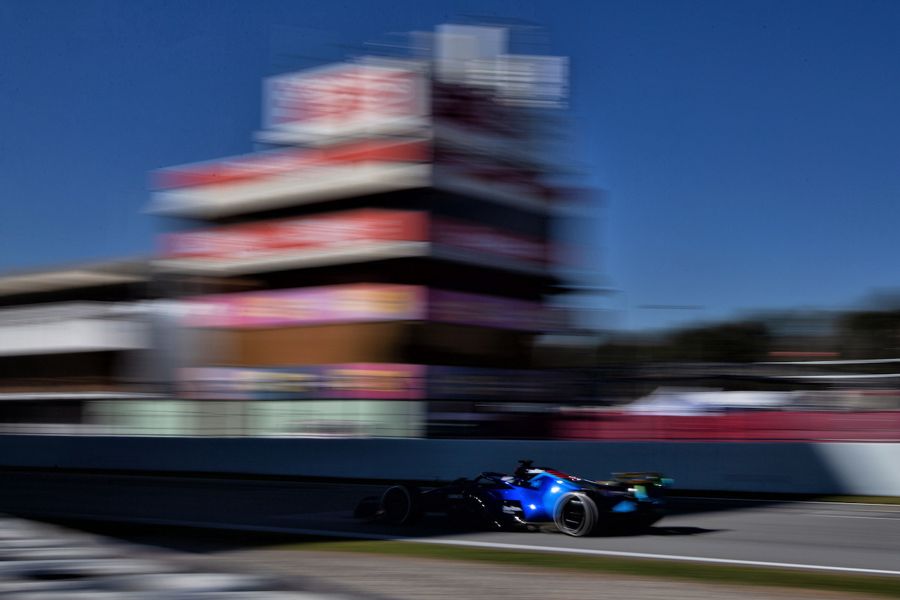TEST BARCELLONA, Nicholas Latifi (CDN) Williams Racing FW44.
23.02.2022. Formula One Testing, Day One, Barcelona, Spain. Wednesday.
- www.xpbimages.com, EMail: requests@xpbimages.com © Copyright: Rew / XPB Images