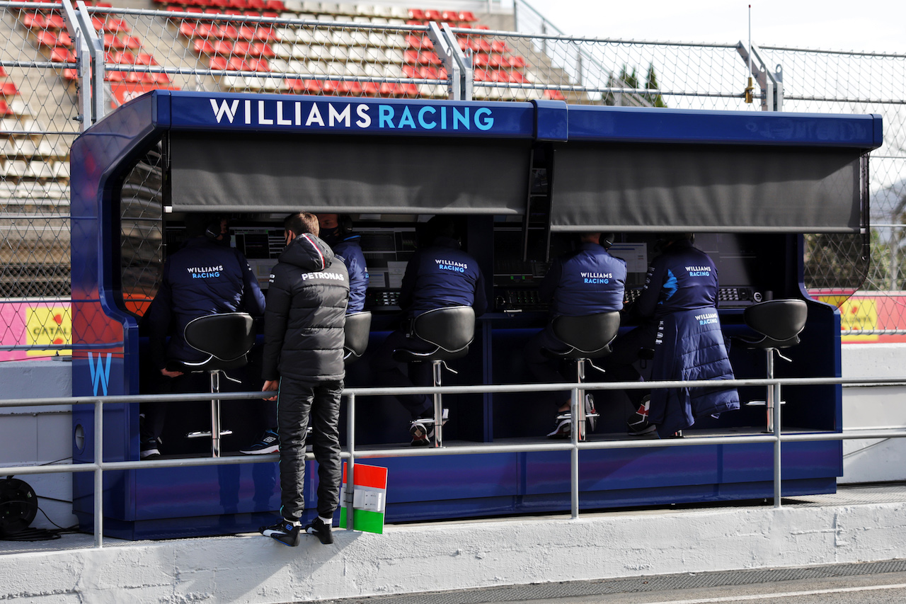 TEST BARCELLONA, George Russell (GBR) Mercedes AMG F1 on the Williams Racing pit gantry.
23.02.2022. Formula One Testing, Day One, Barcelona, Spain. Wednesday.
- www.xpbimages.com, EMail: requests@xpbimages.com © Copyright: Bearne / XPB Images