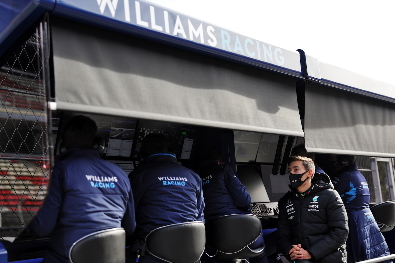 TEST BARCELLONA, George Russell (GBR) Mercedes AMG F1 on the Williams Racing pit gantry.
23.02.2022. Formula One Testing, Day One, Barcelona, Spain. Wednesday.
- www.xpbimages.com, EMail: requests@xpbimages.com © Copyright: Bearne / XPB Images
