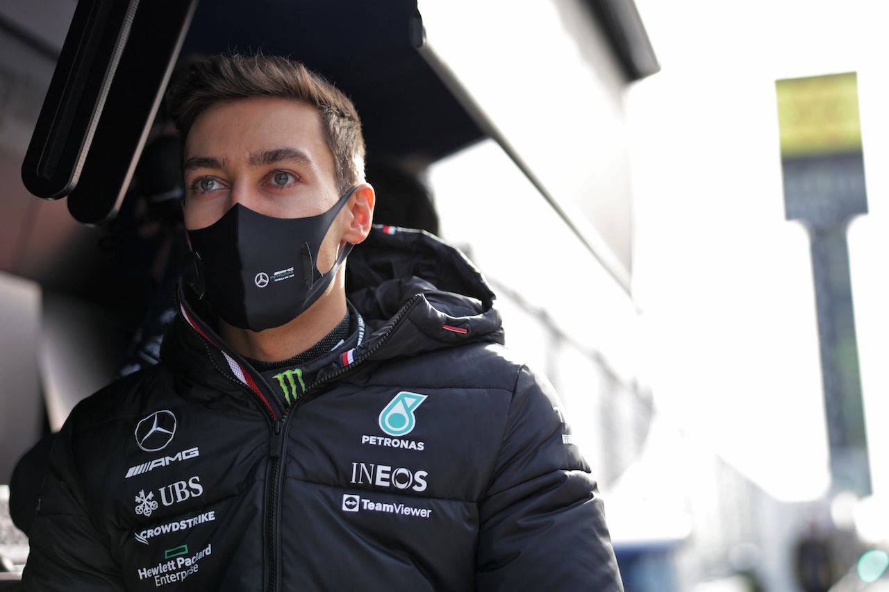TEST BARCELLONA, George Russell (GBR) Mercedes AMG F1 on the Williams Racing pit gantry.
23.02.2022. Formula One Testing, Day One, Barcelona, Spain. Wednesday.
- www.xpbimages.com, EMail: requests@xpbimages.com © Copyright: Bearne / XPB Images