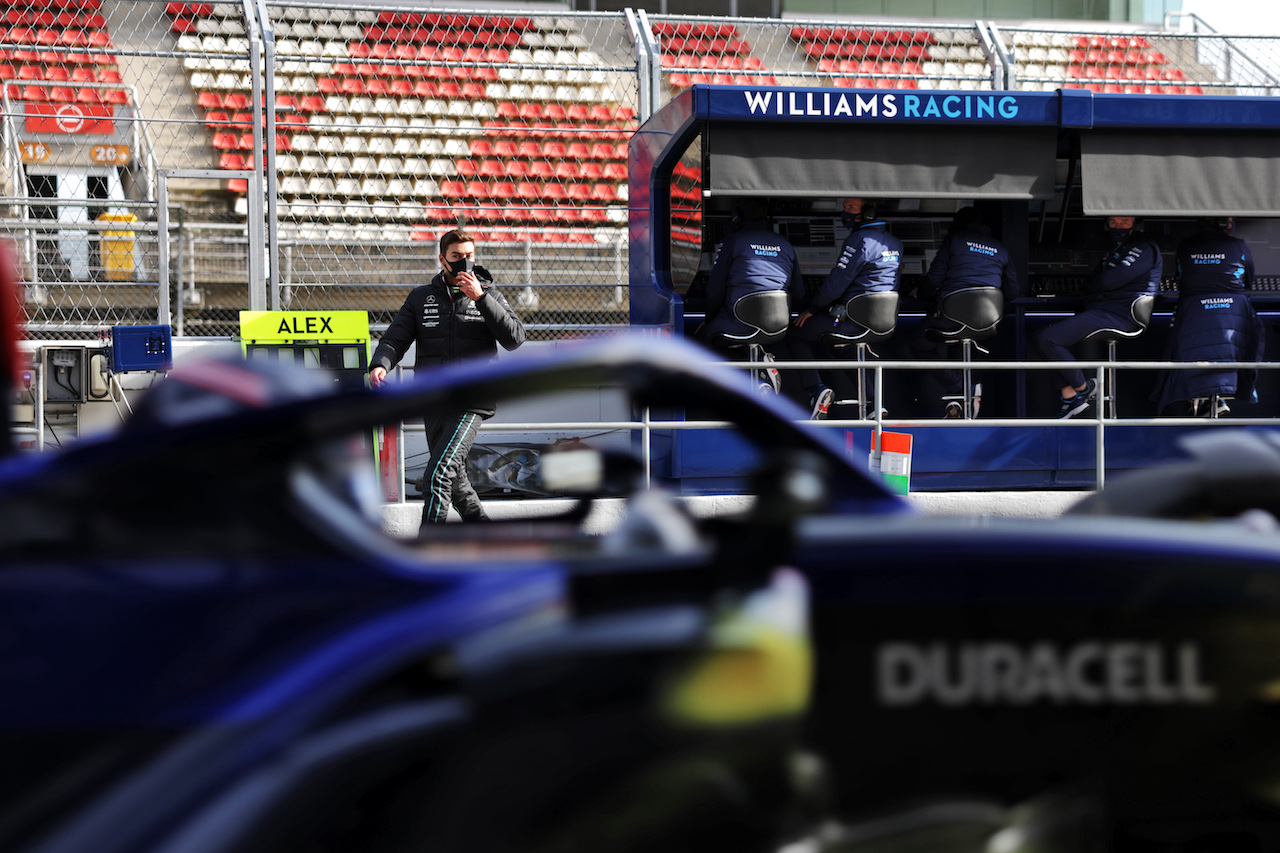 TEST BARCELLONA, George Russell (GBR) Mercedes AMG F1 e Alexander Albon (THA) Williams Racing FW44.
23.02.2022. Formula One Testing, Day One, Barcelona, Spain. Wednesday.
- www.xpbimages.com, EMail: requests@xpbimages.com © Copyright: Bearne / XPB Images