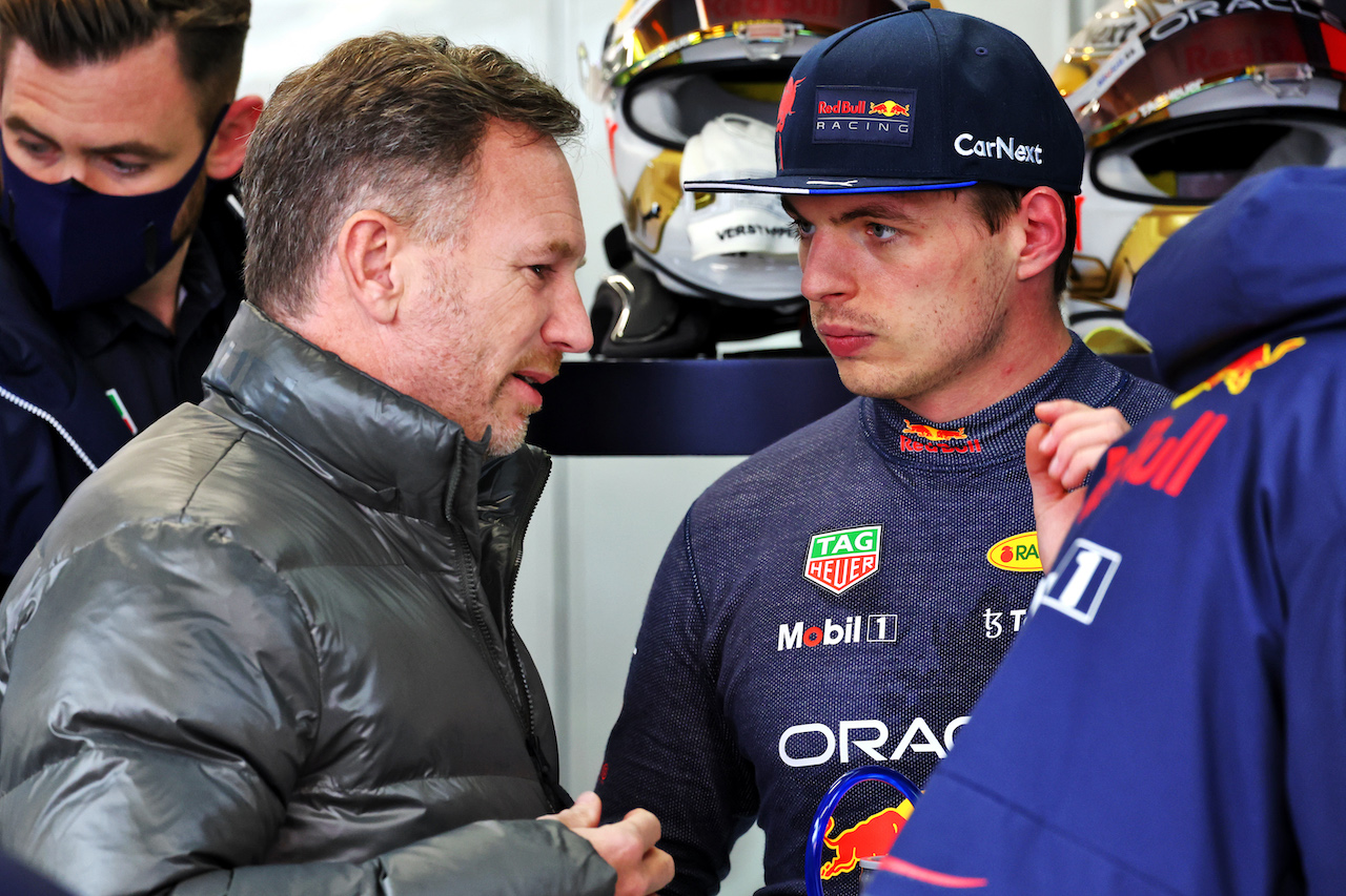 TEST BARCELLONA, (L to R): Christian Horner (GBR) Red Bull Racing Team Principal with Max Verstappen (NLD) Red Bull Racing.
23.02.2022. Formula One Testing, Day One, Barcelona, Spain. Wednesday.
- www.xpbimages.com, EMail: requests@xpbimages.com © Copyright: Batchelor / XPB Images