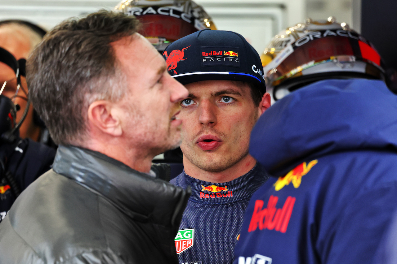TEST BARCELLONA, (L to R): Christian Horner (GBR) Red Bull Racing Team Principal with Max Verstappen (NLD) Red Bull Racing.
23.02.2022. Formula One Testing, Day One, Barcelona, Spain. Wednesday.
- www.xpbimages.com, EMail: requests@xpbimages.com © Copyright: Batchelor / XPB Images