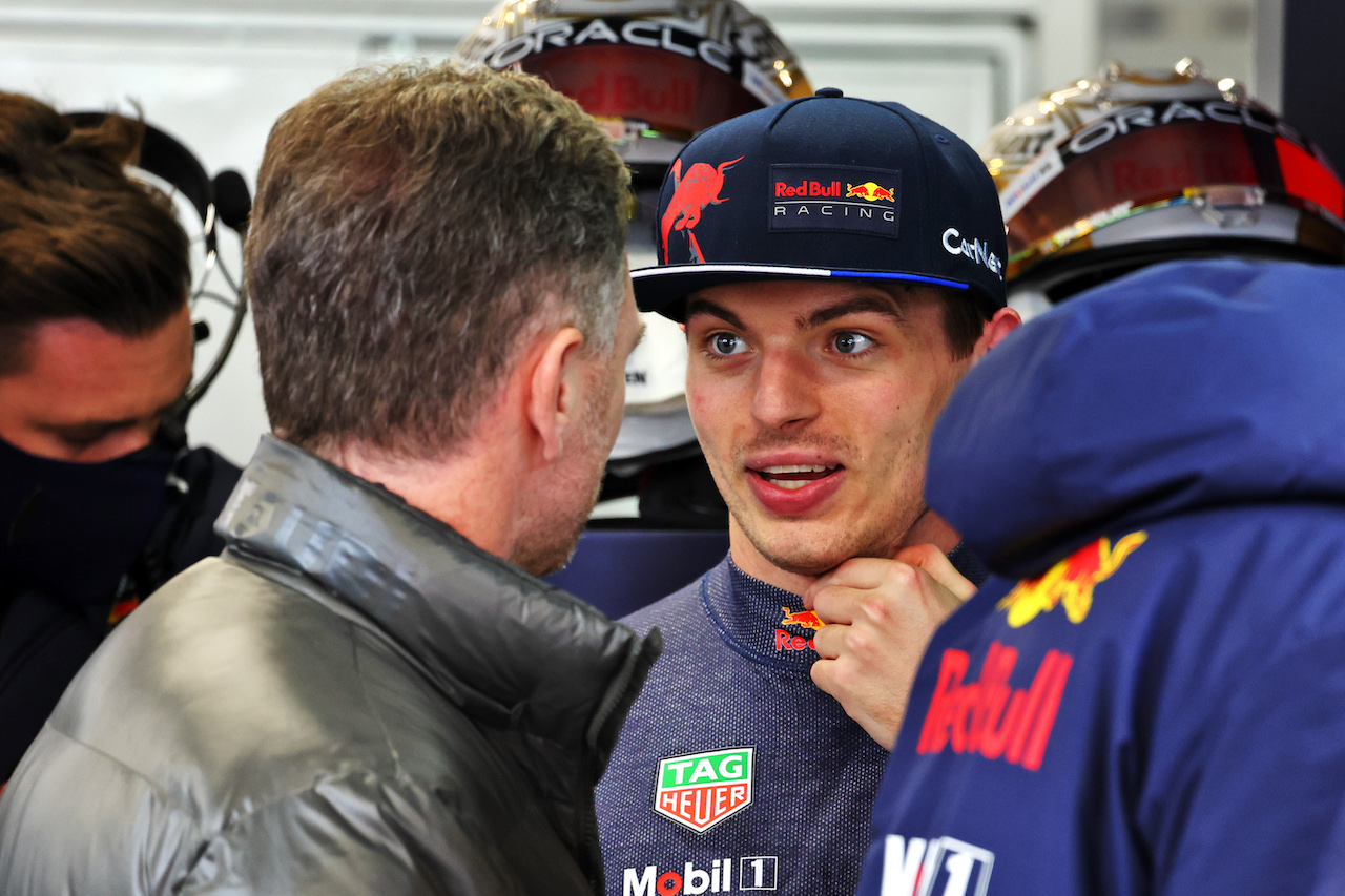 TEST BARCELLONA, (L to R): Christian Horner (GBR) Red Bull Racing Team Principal with Max Verstappen (NLD) Red Bull Racing.
23.02.2022. Formula One Testing, Day One, Barcelona, Spain. Wednesday.
- www.xpbimages.com, EMail: requests@xpbimages.com © Copyright: Batchelor / XPB Images