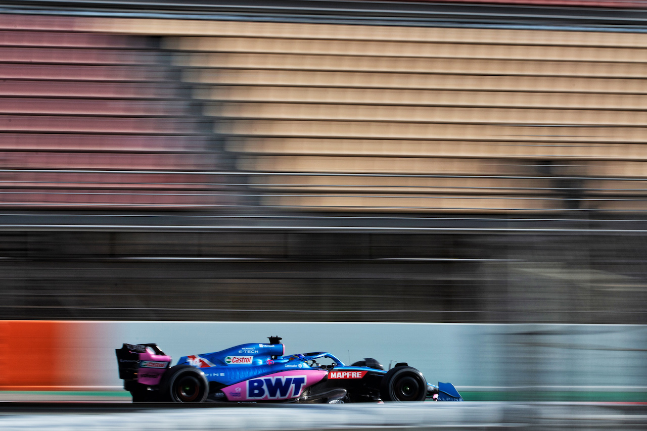 TEST BARCELLONA, Fernando Alonso (ESP) Alpine F1 Team A522.
23.02.2022. Formula One Testing, Day One, Barcelona, Spain. Wednesday.
- www.xpbimages.com, EMail: requests@xpbimages.com © Copyright: Rew / XPB Images