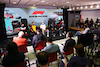 TEST BARCELLONA, (L to R): Guanyu Zhou (CHN) Alfa Romeo F1 Team; Daniel Ricciardo (AUS) McLaren; Lewis Hamilton (GBR) Mercedes AMG F1; Sergio Perez (MEX) Red Bull Racing; e Nicholas Latifi (CDN) Williams Racing in the FIA Press Conference.
23.02.2022. Formula One Testing, Day One, Barcelona, Spain. Wednesday.
- www.xpbimages.com, EMail: requests@xpbimages.com © Copyright: FIA Pool Image for Editorial Use Only
