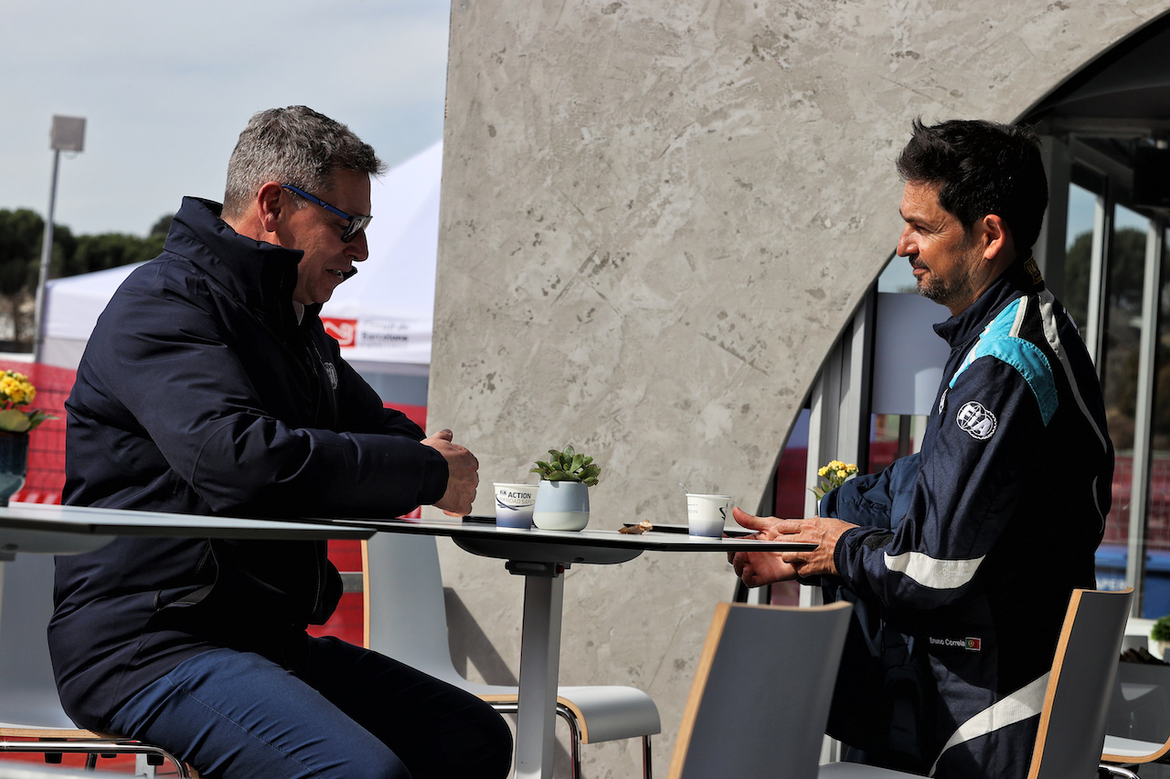TEST BARCELLONA, (L to R): Bernd Maylander (GER) FIA Safety Car Driver with Bruno Correia (POR) FIA Medical Car Driver.
24.02.2022. Formula One Testing, Day Two, Barcelona, Spain. Giovedi'.
- www.xpbimages.com, EMail: requests@xpbimages.com © Copyright: Moy / XPB Images