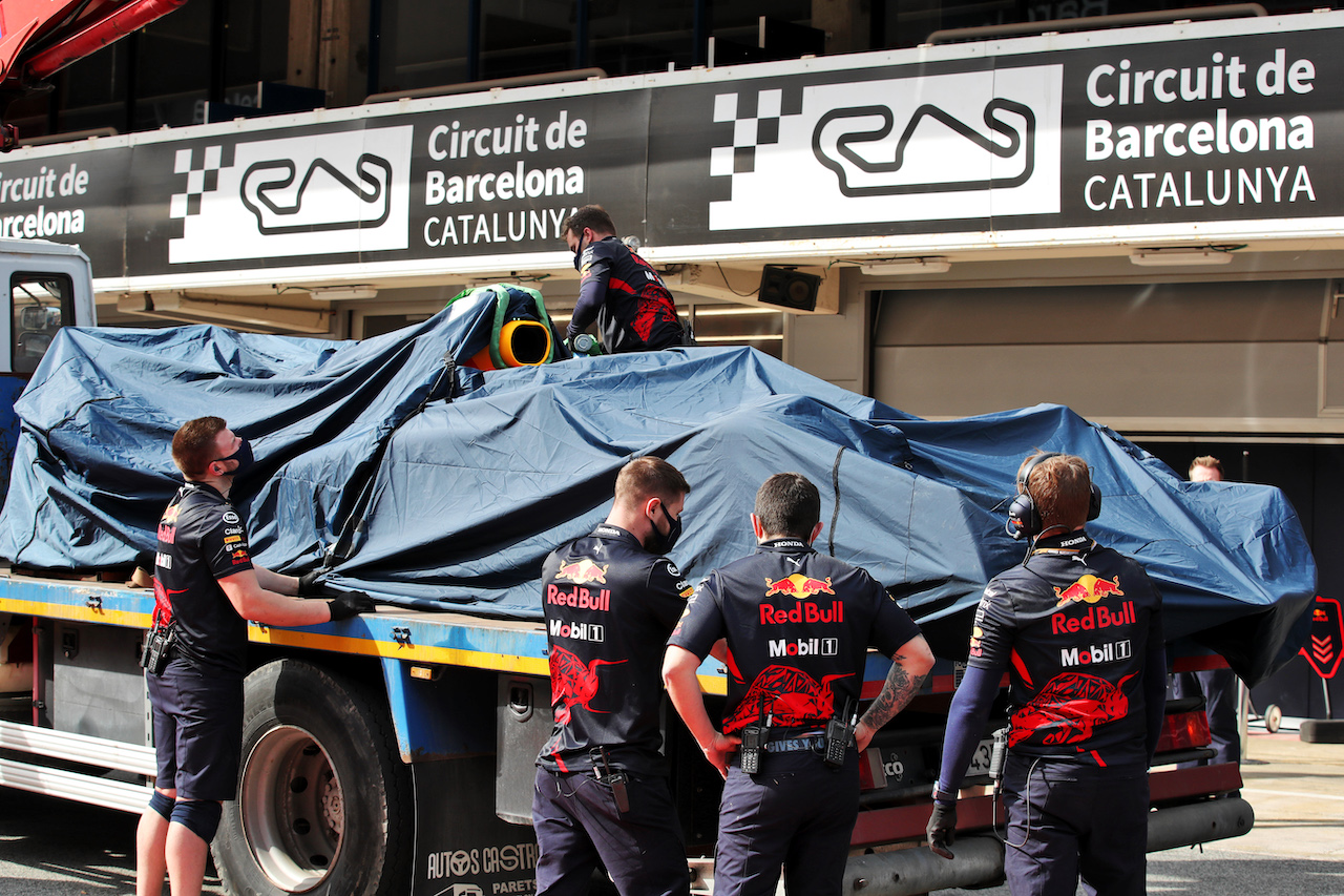 TEST BARCELLONA, The Red Bull Racing RB18 of Sergio Perez (MEX) Red Bull Racing is recovered back to the pits on the back of a truck.
24.02.2022. Formula One Testing, Day Two, Barcelona, Spain. Giovedi'.
 - www.xpbimages.com, EMail: requests@xpbimages.com © Copyright: Coates / XPB Images