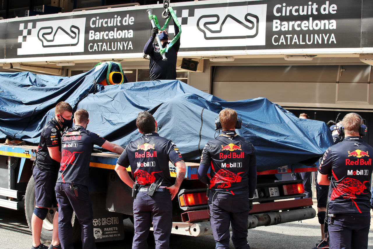 TEST BARCELLONA, The Red Bull Racing RB18 of Sergio Perez (MEX) Red Bull Racing is recovered back to the pits on the back of a truck.
24.02.2022. Formula One Testing, Day Two, Barcelona, Spain. Giovedi'.
 - www.xpbimages.com, EMail: requests@xpbimages.com © Copyright: Coates / XPB Images