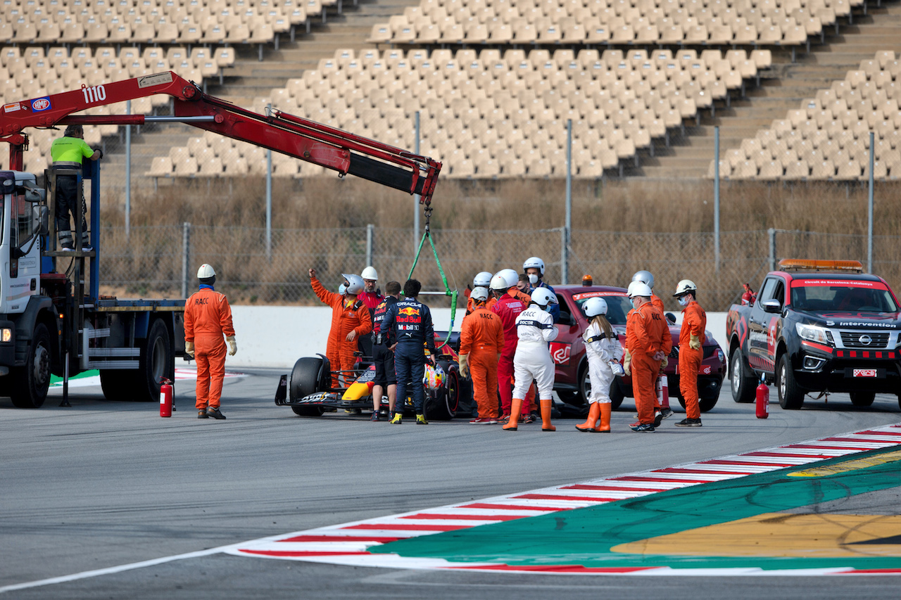 TEST BARCELLONA, The Red Bull Racing RB18 of Sergio Perez (MEX) Red Bull Racing is recovered back to the pits on the back of a truck.
24.02.2022. Formula One Testing, Day Two, Barcelona, Spain. Giovedi'.
- www.xpbimages.com, EMail: requests@xpbimages.com © Copyright: Rew / XPB Images