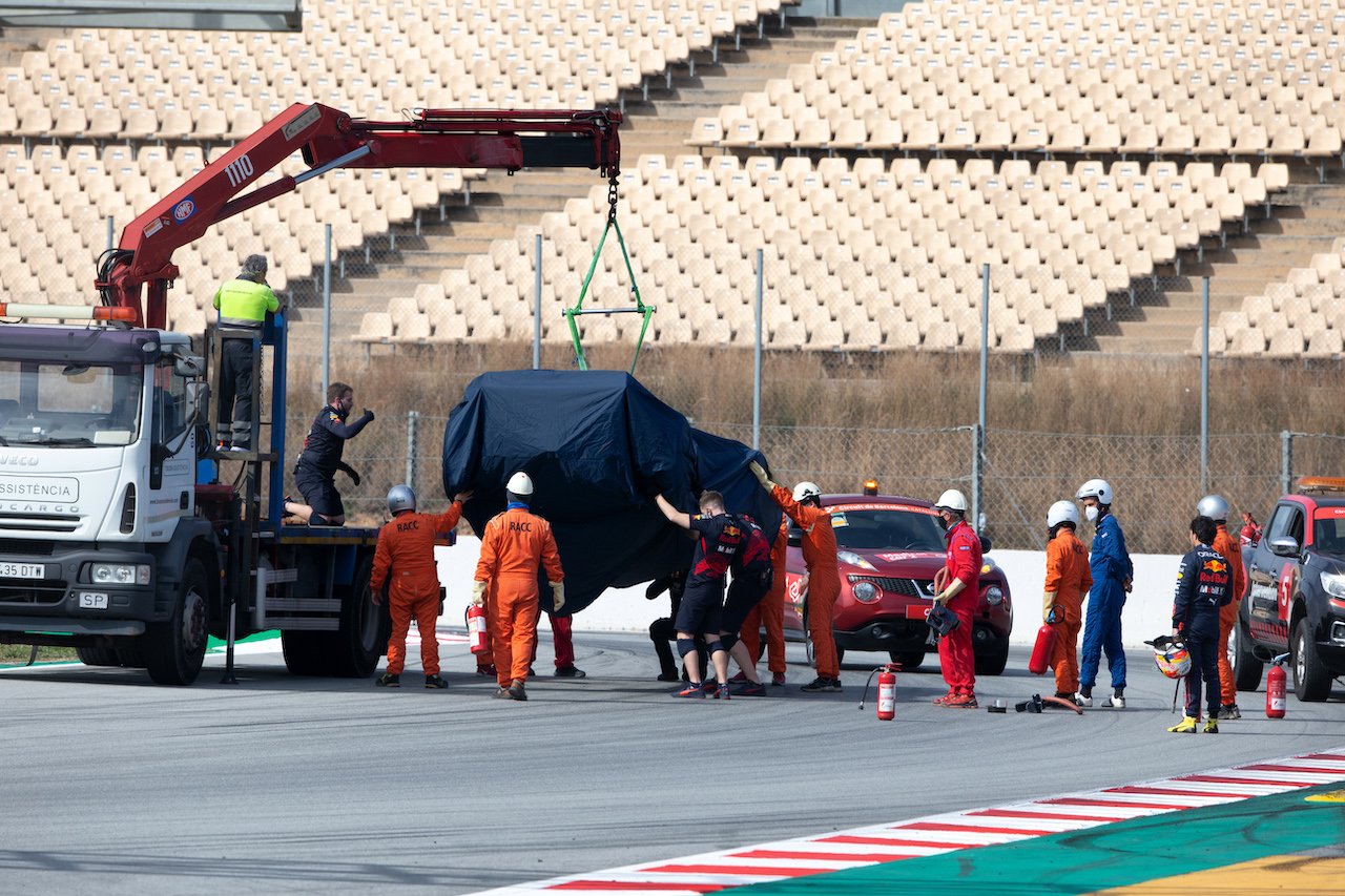 TEST BARCELLONA, The Red Bull Racing RB18 of Sergio Perez (MEX) Red Bull Racing is recovered back to the pits on the back of a truck.
24.02.2022. Formula One Testing, Day Two, Barcelona, Spain. Giovedi'.
- www.xpbimages.com, EMail: requests@xpbimages.com © Copyright: Rew / XPB Images