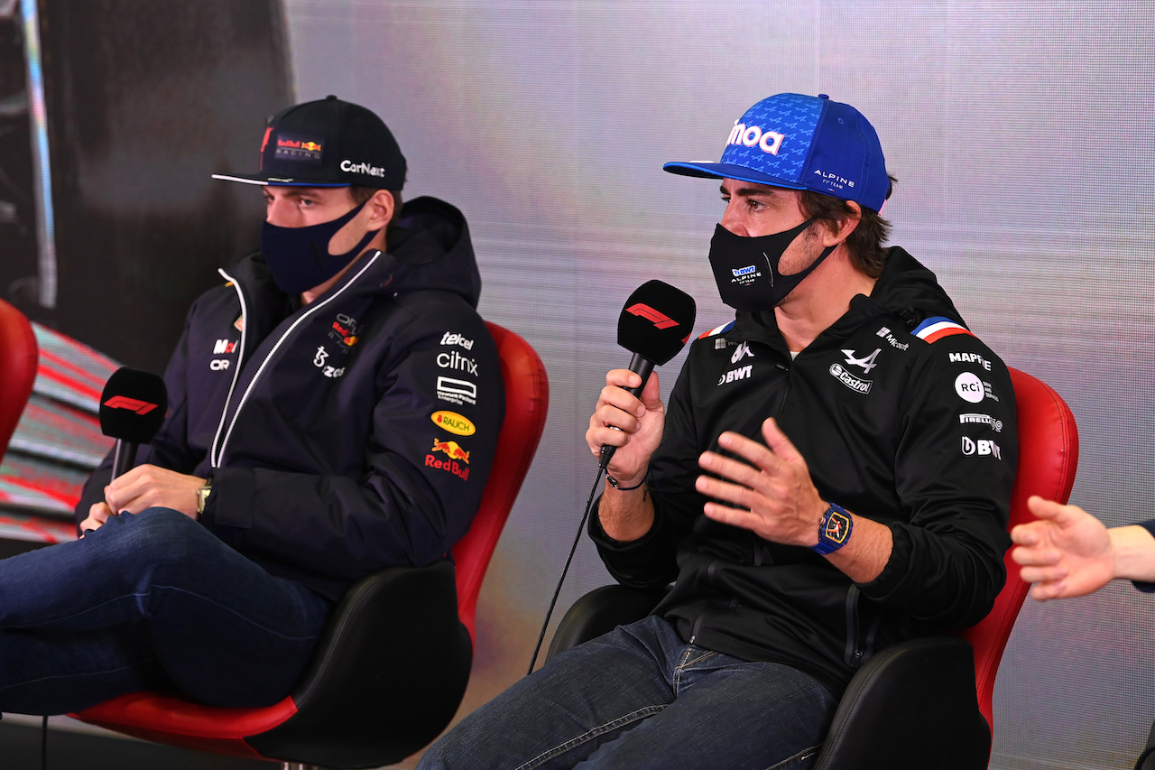 TEST BARCELLONA, Fernando Alonso (ESP) Alpine F1 Team e Max Verstappen (NLD) Red Bull Racing in the FIA Press Conference.
24.02.2022. Formula One Testing, Day Two, Barcelona, Spain. Giovedi'.
- www.xpbimages.com, EMail: requests@xpbimages.com © Copyright: FIA Pool Image for Editorial Use Only