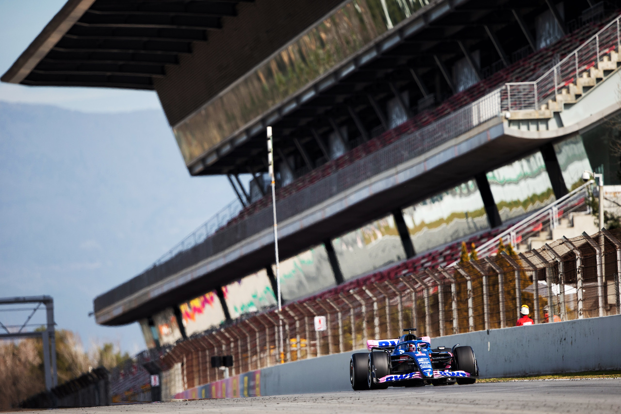 TEST BARCELLONA, Esteban Ocon (FRA) Alpine F1 Team A522.
24.02.2022. Formula One Testing, Day Two, Barcelona, Spain. Giovedi'.
- www.xpbimages.com, EMail: requests@xpbimages.com © Copyright: Rew / XPB Images