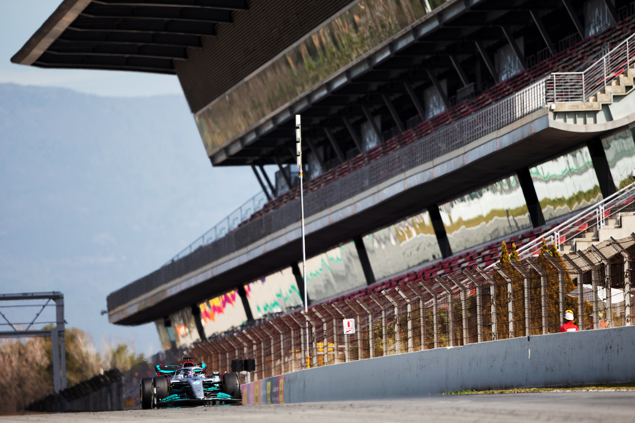 TEST BARCELLONA, Lewis Hamilton (GBR) Mercedes AMG F1 W13.
24.02.2022. Formula One Testing, Day Two, Barcelona, Spain. Giovedi'.
- www.xpbimages.com, EMail: requests@xpbimages.com © Copyright: Rew / XPB Images