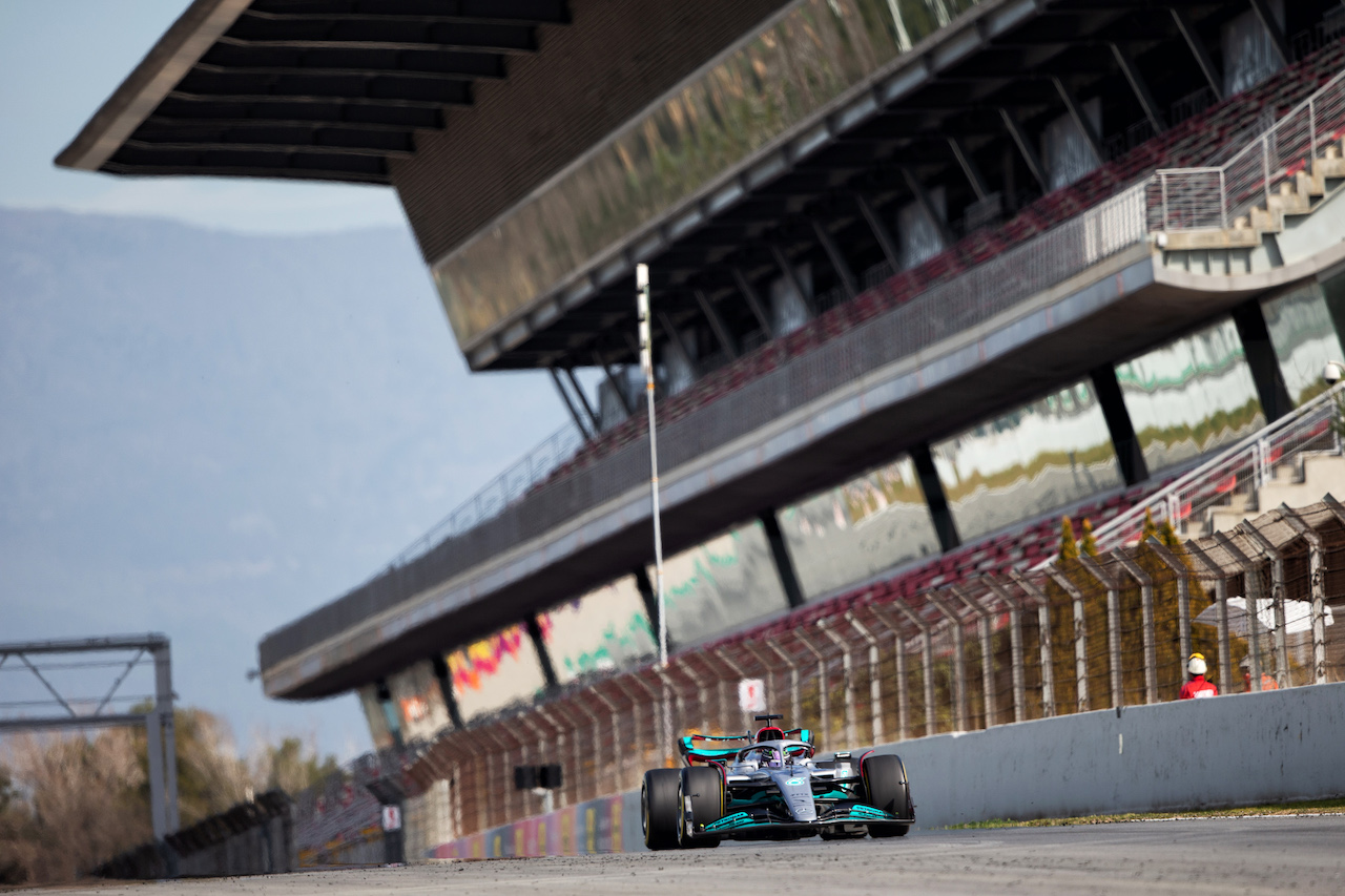 TEST BARCELLONA, Lewis Hamilton (GBR) Mercedes AMG F1 W13.
24.02.2022. Formula One Testing, Day Two, Barcelona, Spain. Giovedi'.
- www.xpbimages.com, EMail: requests@xpbimages.com © Copyright: Rew / XPB Images