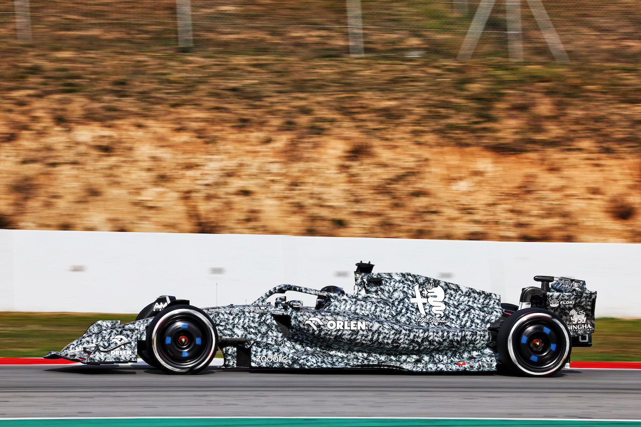 TEST BARCELLONA, Guanyu Zhou (CHN) Alfa Romeo F1 Team C42.
24.02.2022. Formula One Testing, Day Two, Barcelona, Spain. Giovedi'.
- www.xpbimages.com, EMail: requests@xpbimages.com © Copyright: Batchelor / XPB Images