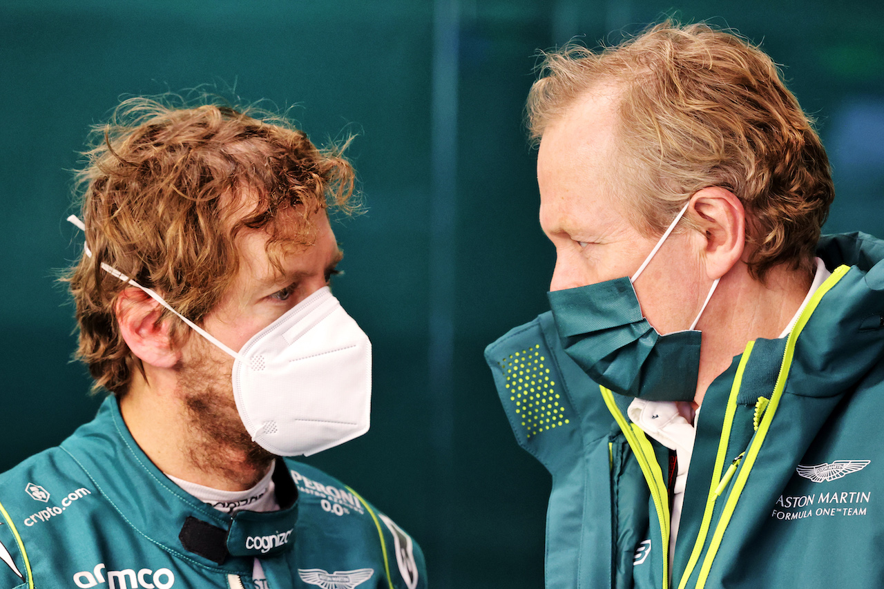 TEST BARCELLONA, (L to R): Sebastian Vettel (GER) Aston Martin F1 Team with Andrew Green (GBR) Aston Martin F1 Team Technical Director.
24.02.2022. Formula One Testing, Day Two, Barcelona, Spain. Giovedi'.
- www.xpbimages.com, EMail: requests@xpbimages.com © Copyright: Moy / XPB Images