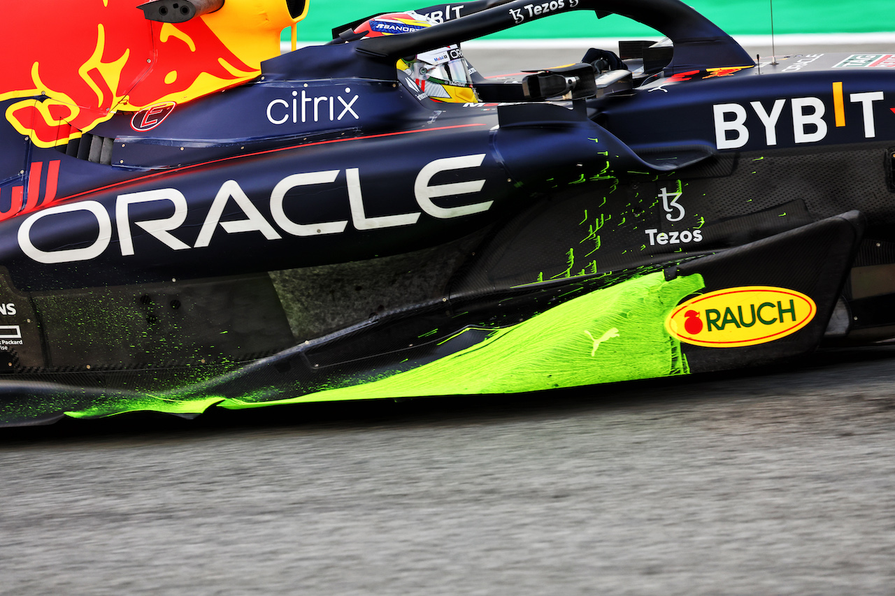 TEST BARCELLONA, Sergio Perez (MEX) Red Bull Racing RB18 - flow-vis paint on sidepod floor.
24.02.2022. Formula One Testing, Day Two, Barcelona, Spain. Giovedi'.
- www.xpbimages.com, EMail: requests@xpbimages.com © Copyright: Batchelor / XPB Images