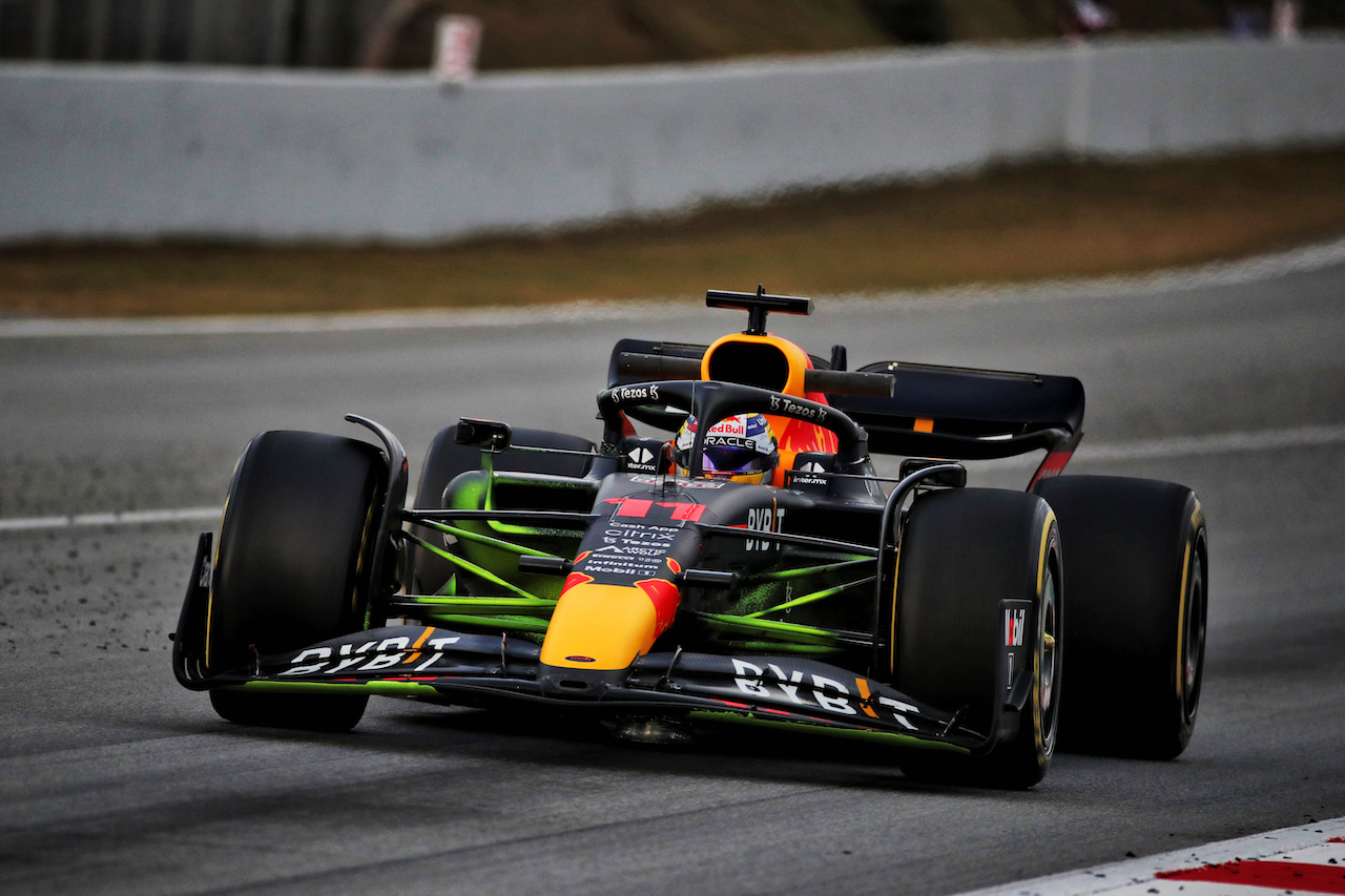 TEST BARCELLONA, Sergio Perez (MEX) Red Bull Racing RB18 running flow-vis paint.
24.02.2022. Formula One Testing, Day Two, Barcelona, Spain. Giovedi'.
 - www.xpbimages.com, EMail: requests@xpbimages.com © Copyright: Coates / XPB Images