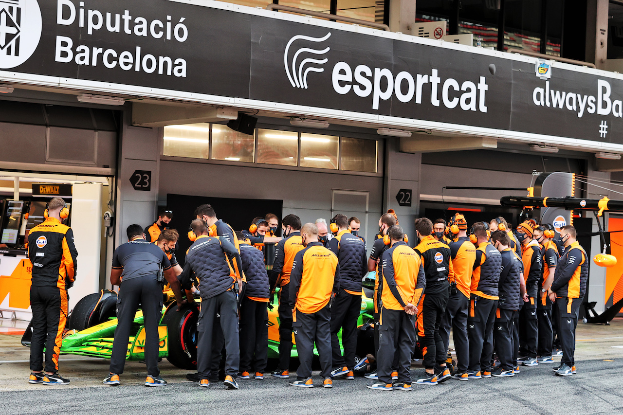 TEST BARCELLONA, Daniel Ricciardo (AUS) McLaren MCL36 running flow-vis paint - surrounded by team members.
24.02.2022. Formula One Testing, Day Two, Barcelona, Spain. Giovedi'.
- www.xpbimages.com, EMail: requests@xpbimages.com © Copyright: Moy / XPB Images