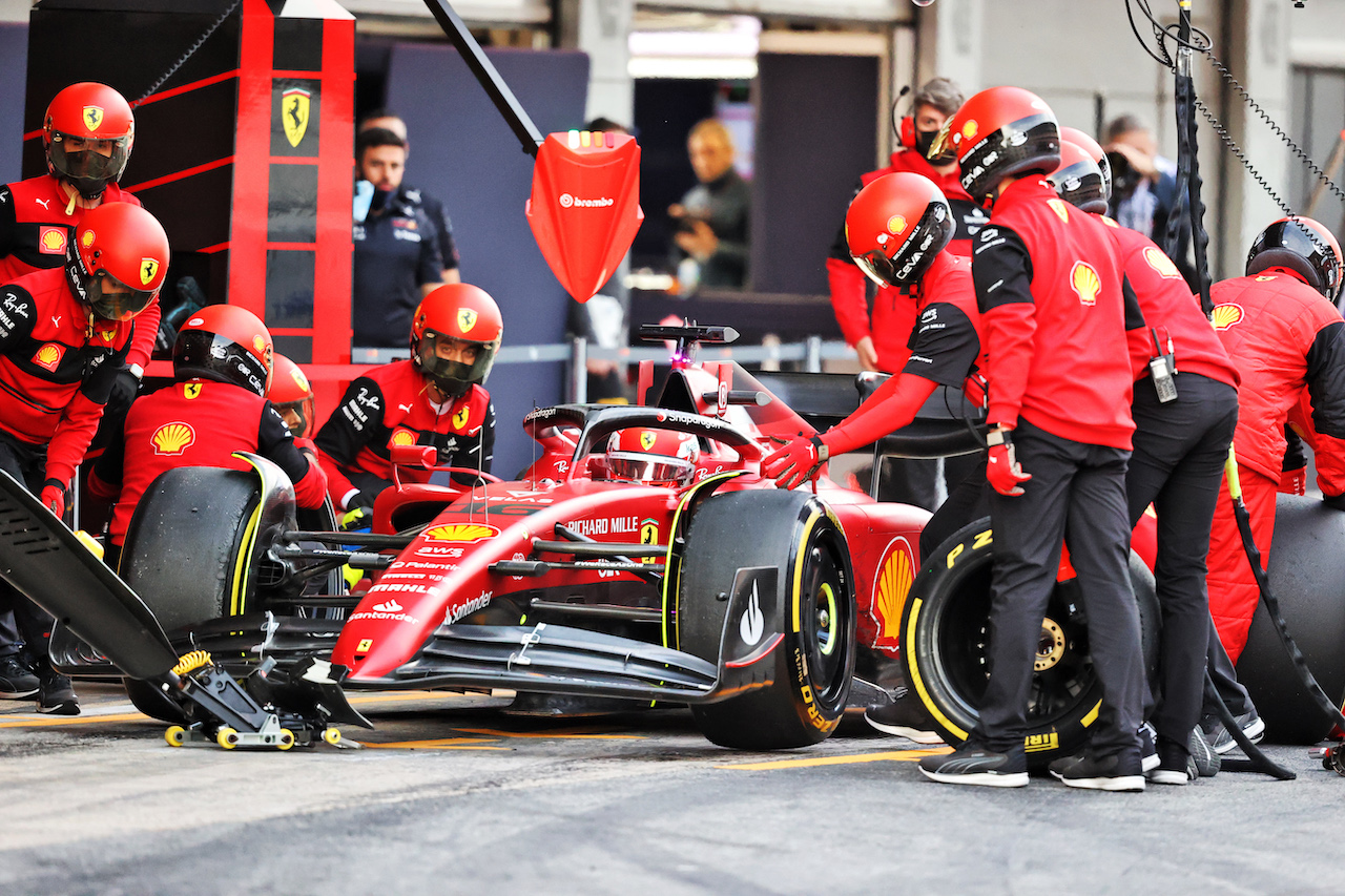 TEST BARCELLONA, Charles Leclerc (MON) Ferrari F1-75 practices a pit stop.
24.02.2022. Formula One Testing, Day Two, Barcelona, Spain. Giovedi'.
- www.xpbimages.com, EMail: requests@xpbimages.com © Copyright: Moy / XPB Images