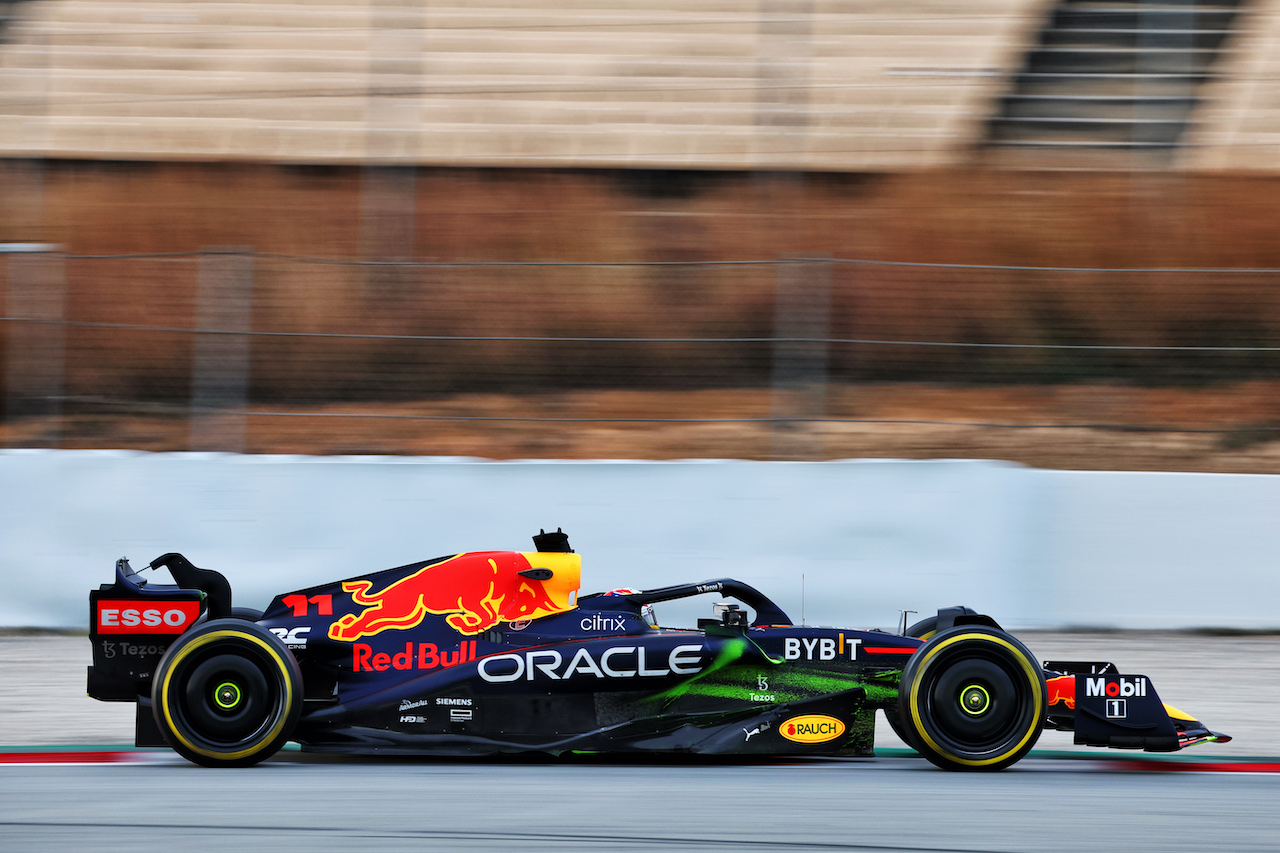 TEST BARCELLONA, Sergio Perez (MEX) Red Bull Racing RB18.
24.02.2022. Formula One Testing, Day Two, Barcelona, Spain. Giovedi'.
- www.xpbimages.com, EMail: requests@xpbimages.com © Copyright: Batchelor / XPB Images
