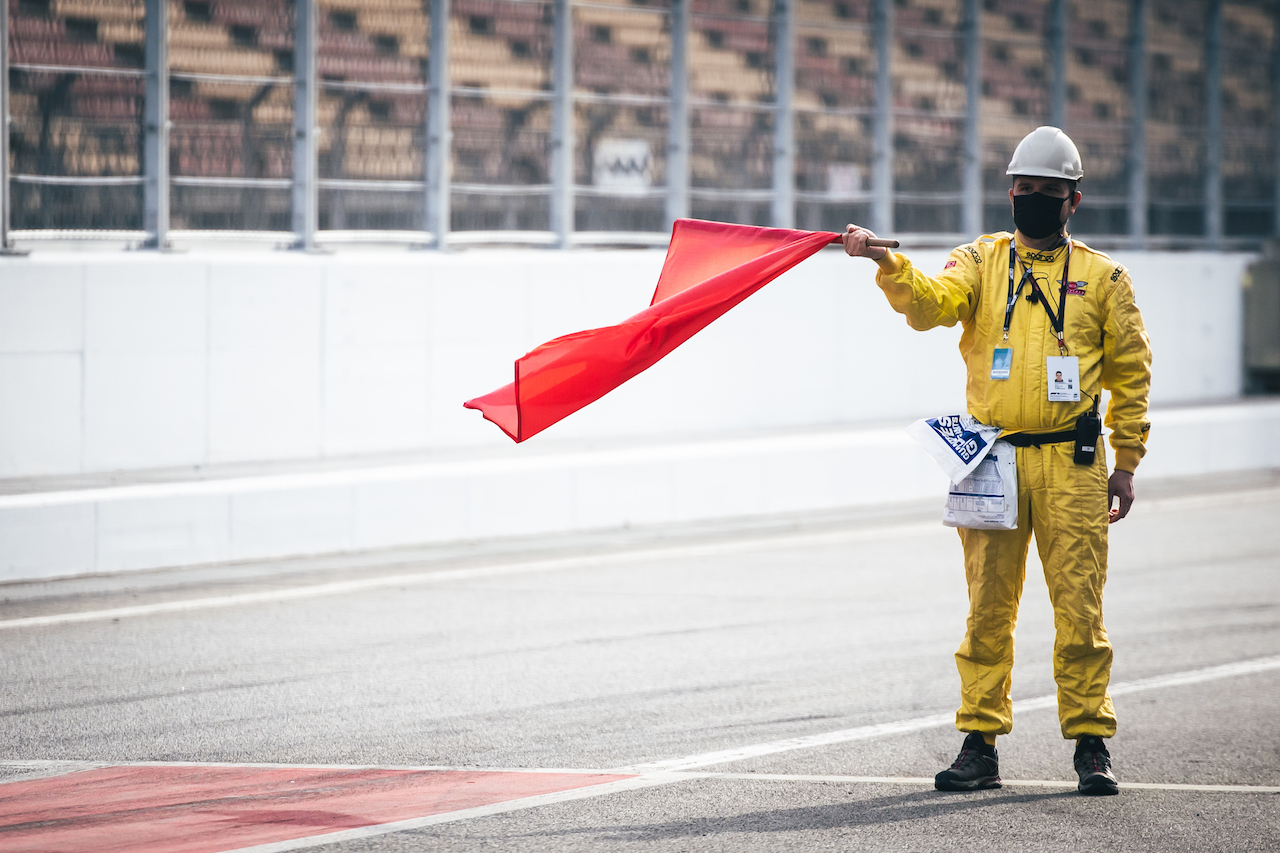 TEST BARCELLONA, Marshal waves a red flag.
24.02.2022. Formula One Testing, Day Two, Barcelona, Spain. Giovedi'.
- www.xpbimages.com, EMail: requests@xpbimages.com © Copyright: Bearne / XPB Images