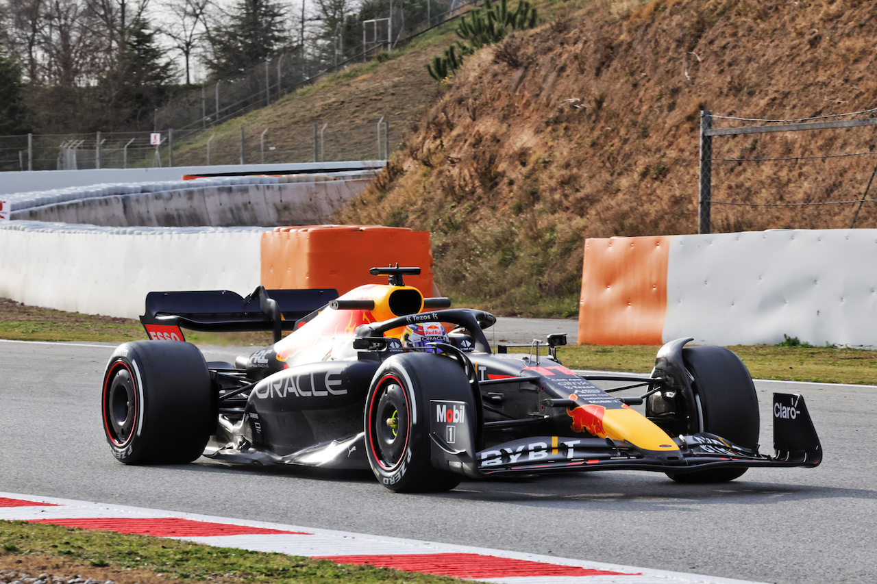 TEST BARCELLONA, Sergio Perez (MEX) Red Bull Racing RB18.
24.02.2022. Formula One Testing, Day Two, Barcelona, Spain. Giovedi'.
- www.xpbimages.com, EMail: requests@xpbimages.com © Copyright: Bearne / XPB Images
