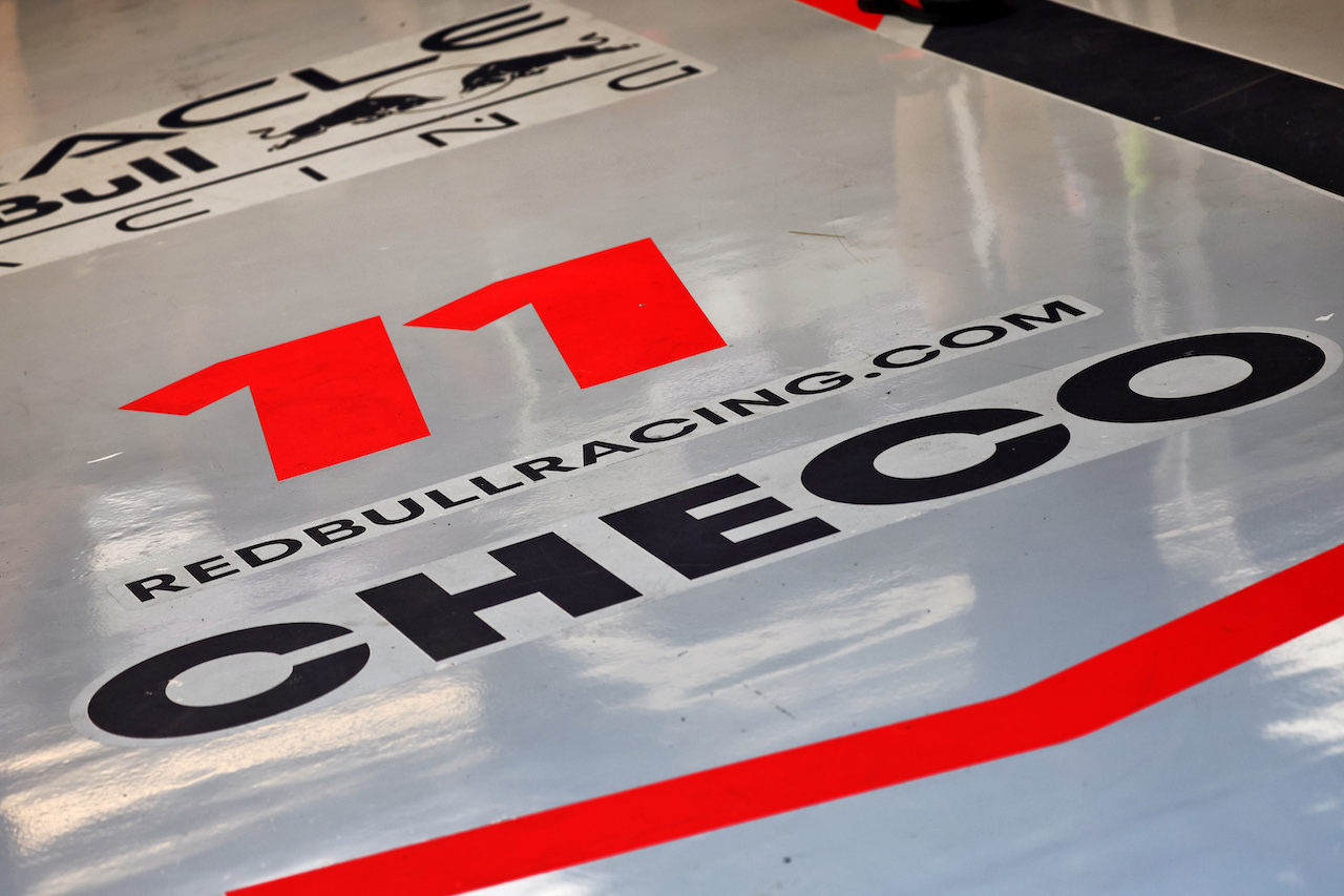 TEST BARCELLONA, Pit garage floor of Sergio Perez (MEX) Red Bull Racing.
24.02.2022. Formula One Testing, Day Two, Barcelona, Spain. Giovedi'.
- www.xpbimages.com, EMail: requests@xpbimages.com © Copyright: Batchelor / XPB Images