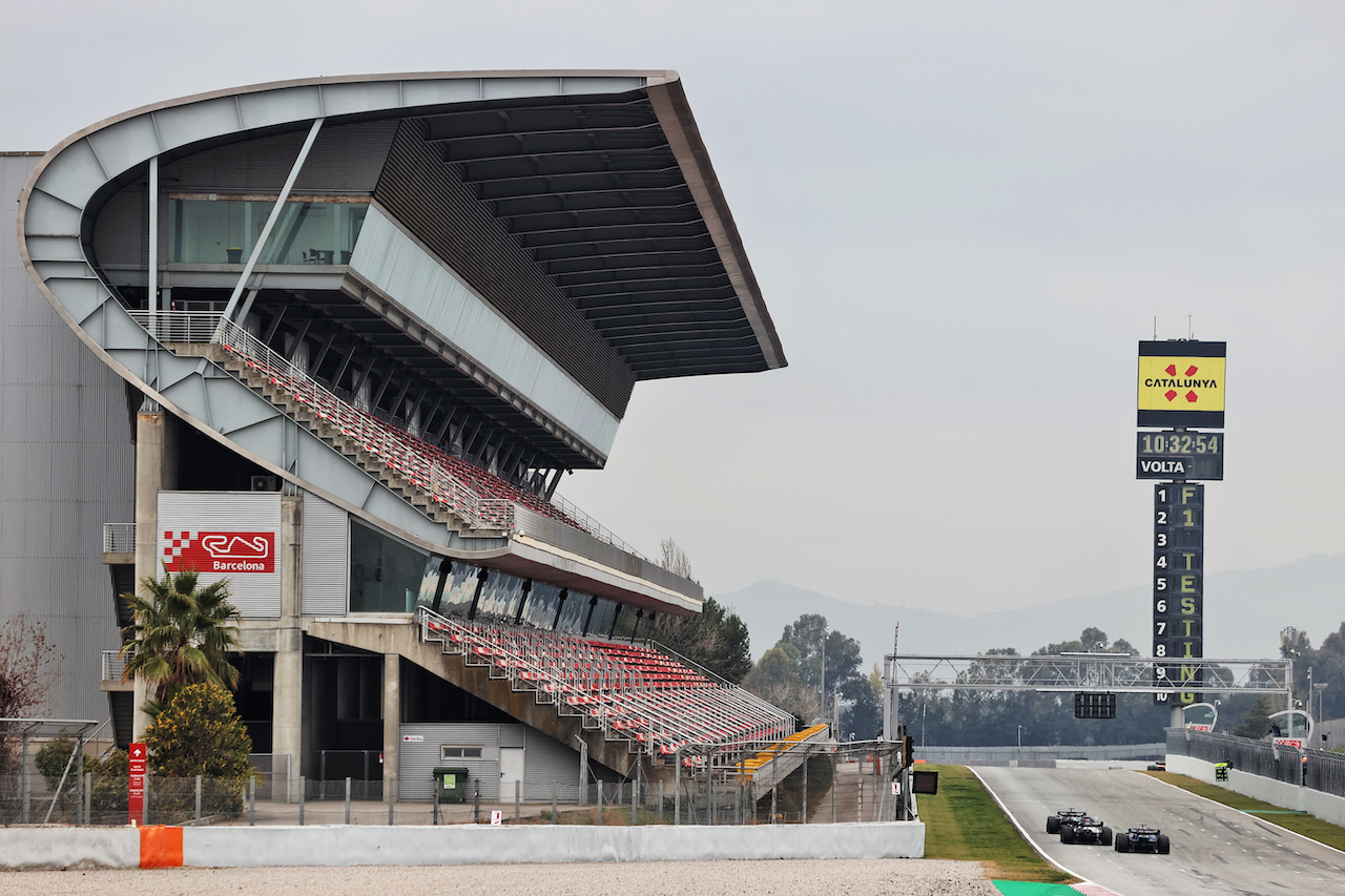 TEST BARCELLONA, Guanyu Zhou (CHN) Alfa Romeo F1 Team C42 davanti a George Russell (GBR) Mercedes AMG F1 W13 e Alexander Albon (THA) Williams Racing FW44.
25.02.2022. Formula One Testing, Day Three, Barcelona, Spain. Venerdi'.
- www.xpbimages.com, EMail: requests@xpbimages.com © Copyright: Moy / XPB Images