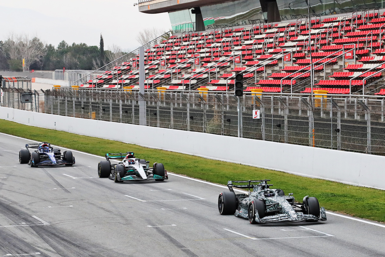 TEST BARCELLONA, Guanyu Zhou (CHN) Alfa Romeo F1 Team C42 davanti a George Russell (GBR) Mercedes AMG F1 W13 e Alexander Albon (THA) Williams Racing FW44.
25.02.2022. Formula One Testing, Day Three, Barcelona, Spain. Venerdi'.
 - www.xpbimages.com, EMail: requests@xpbimages.com © Copyright: Coates / XPB Images
