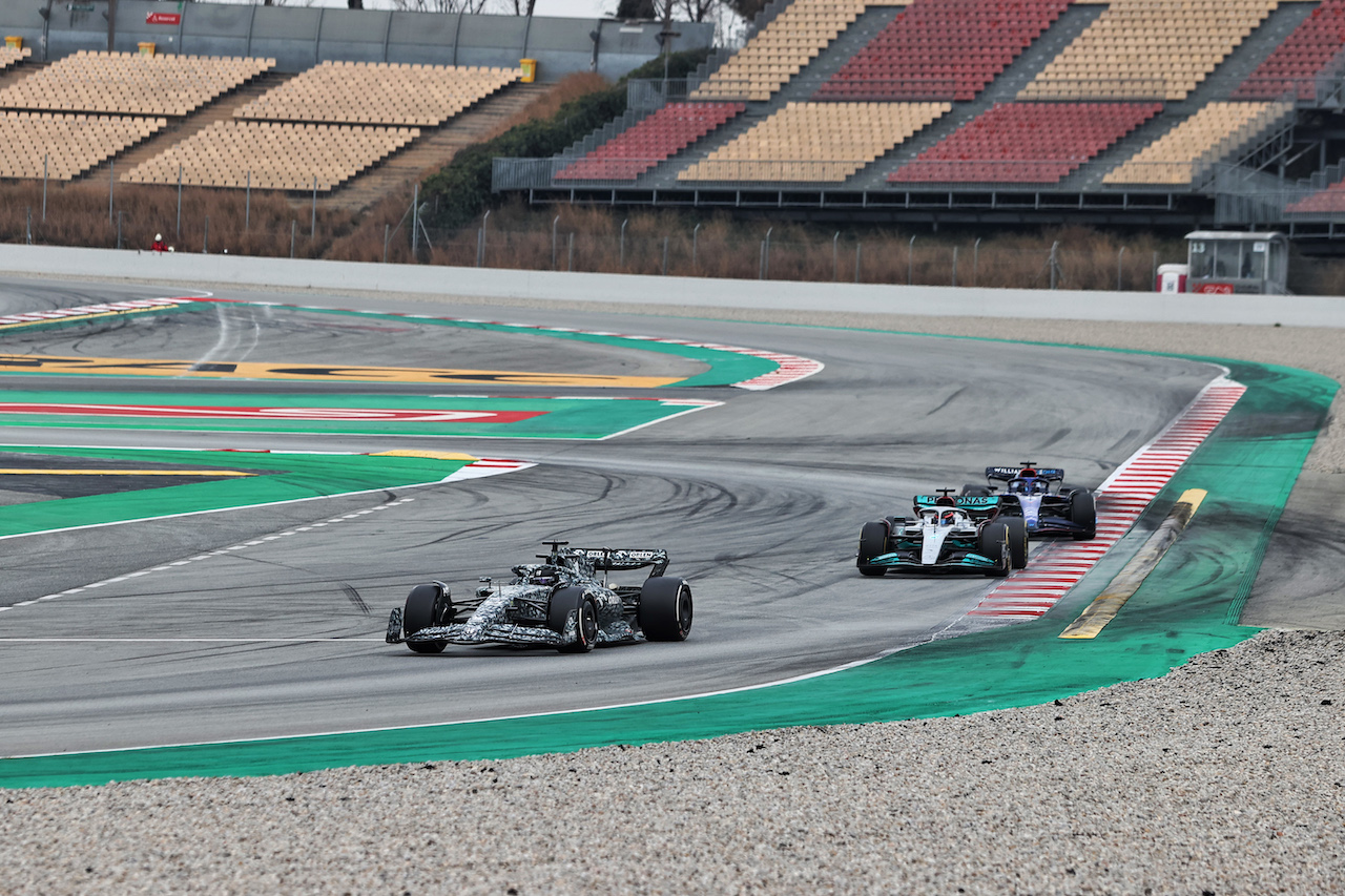 TEST BARCELLONA, Guanyu Zhou (CHN) Alfa Romeo F1 Team C42 davanti a George Russell (GBR) Mercedes AMG F1 W13 e Alexander Albon (THA) Williams Racing FW44.
25.02.2022. Formula One Testing, Day Three, Barcelona, Spain. Venerdi'.
- www.xpbimages.com, EMail: requests@xpbimages.com © Copyright: Moy / XPB Images