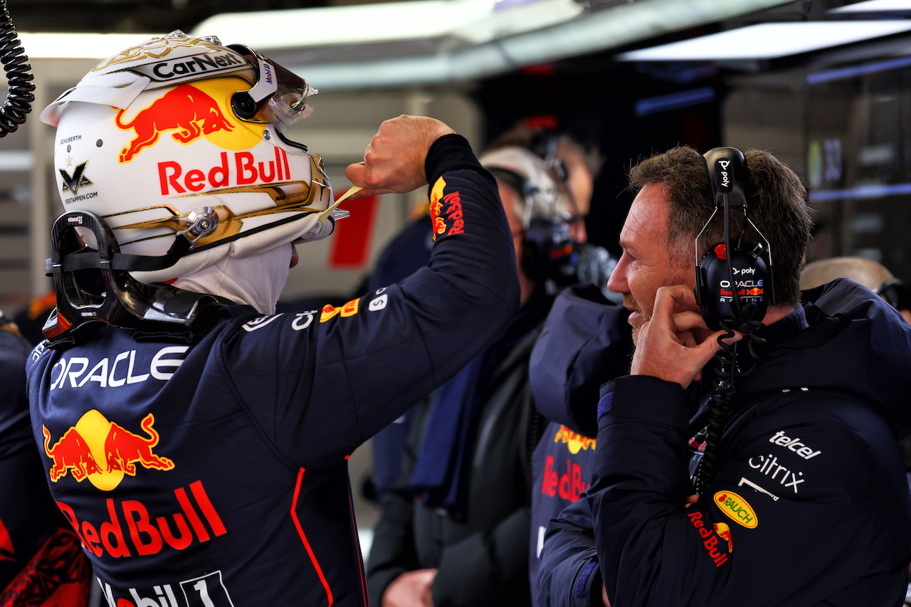TEST BARCELLONA, (L to R): Max Verstappen (NLD) Red Bull Racing with Christian Horner (GBR) Red Bull Racing Team Principal.
25.02.2022. Formula One Testing, Day Three, Barcelona, Spain. Venerdi'.
- www.xpbimages.com, EMail: requests@xpbimages.com © Copyright: Batchelor / XPB Images