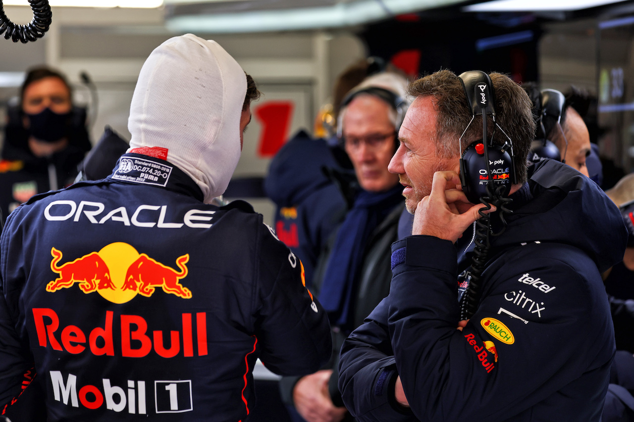 TEST BARCELLONA, (L to R): Max Verstappen (NLD) Red Bull Racing with Christian Horner (GBR) Red Bull Racing Team Principal.
25.02.2022. Formula One Testing, Day Three, Barcelona, Spain. Venerdi'.
- www.xpbimages.com, EMail: requests@xpbimages.com © Copyright: Batchelor / XPB Images