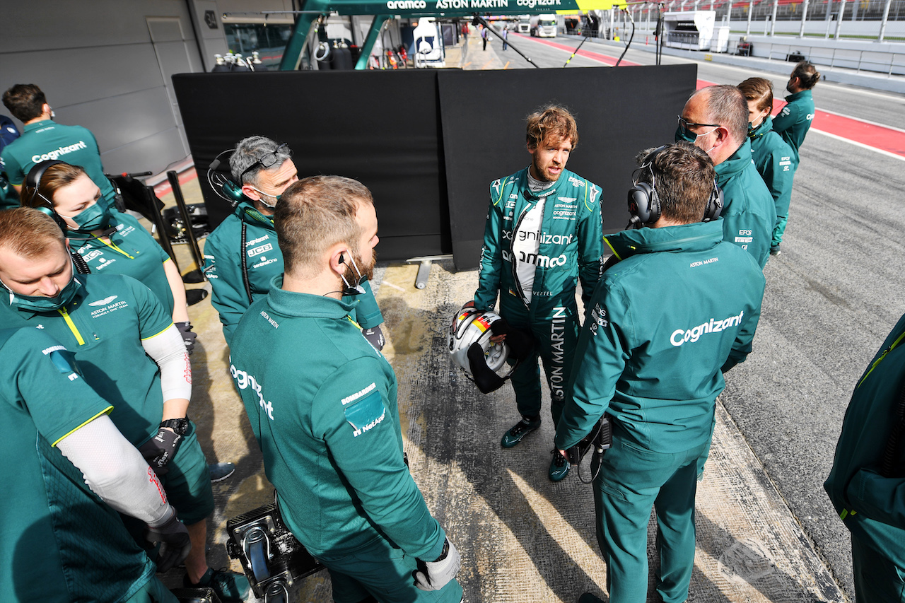 TEST BARCELLONA, Sebastian Vettel (GER) Aston Martin F1 Team with the team.
25.02.2022. Formula One Testing, Day Three, Barcelona, Spain. Venerdi'.
- www.xpbimages.com, EMail: requests@xpbimages.com © Copyright: Price / XPB Images
